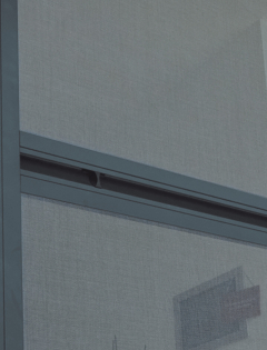 Durchgehende Griffleiste bündig mit Rahmen verschraubt und beidseitig bedienbar. ISS_Ihre Vorteile Griffleiste Prospekt Insektenschutz