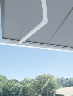 Der Gelenkarm spannt das Tuch und nimmt die Windbelastung auf. Dementsprechend muss er hohen Kräften standhalten – und das konstant über viele Jahre hinweg! Deshalb besteht diese zentrale Komponente aus stranggepresstem, hochsteifem Qualitätsaluminium. LUNA_Ihre Vorteile Stabile Gelenkarme Prospekt Terrasse