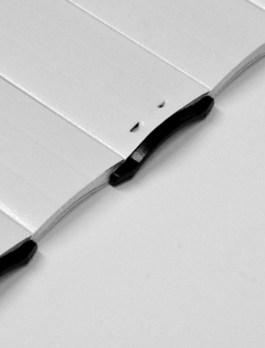 Ausgeschäumtes robustes Aluminiumprofil mit serienmäßiger seitlicher Arretierung. Rollladen-Profil-Arretierung-SW