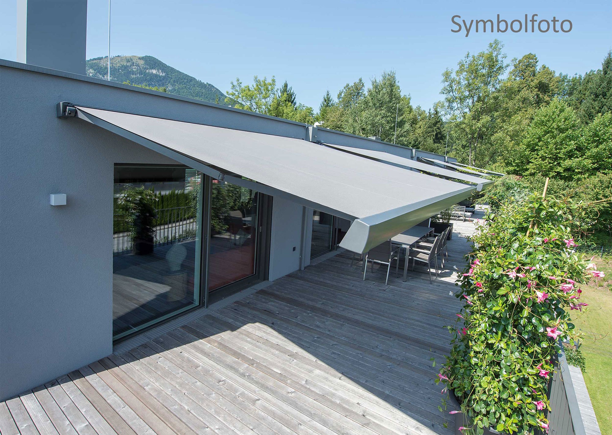 Symbolfoto Ansicht Markise ausgefahren, LUNA