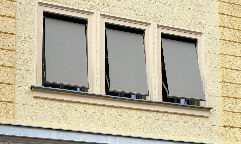 Fenstermarkise bei drei Fenster auf einem denkmalgeschützten Gebäude