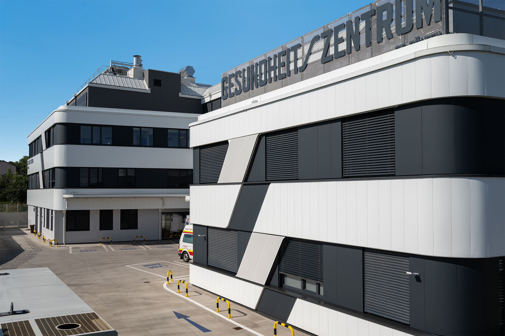 Gesundheitszentrum St. Pölten Frontansicht, ausgestattet mit Raffstore RA80 von VALETTA