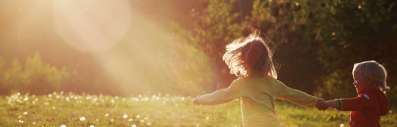 VALETTA Solar-Sonnenschutz Kinder auf Wiese