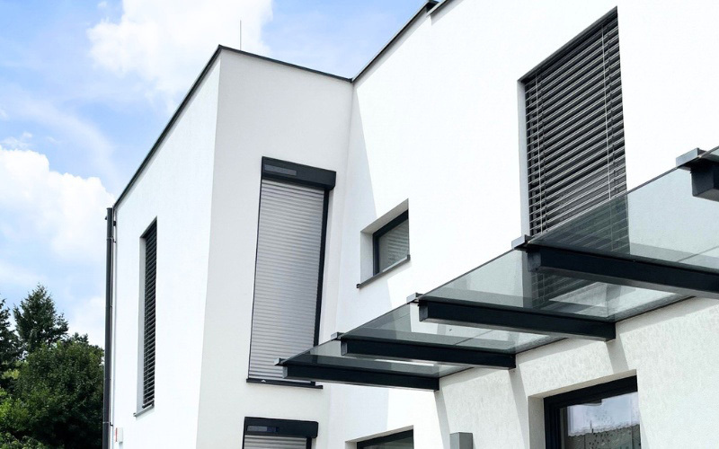 Modernes Einfamilienhaus mit VALETTA Raffstore und Rollladen