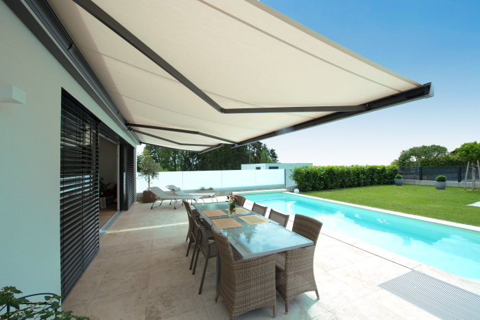 VALETTA LUNA GRANDE Markise ausgefahren auf einer Terrasse