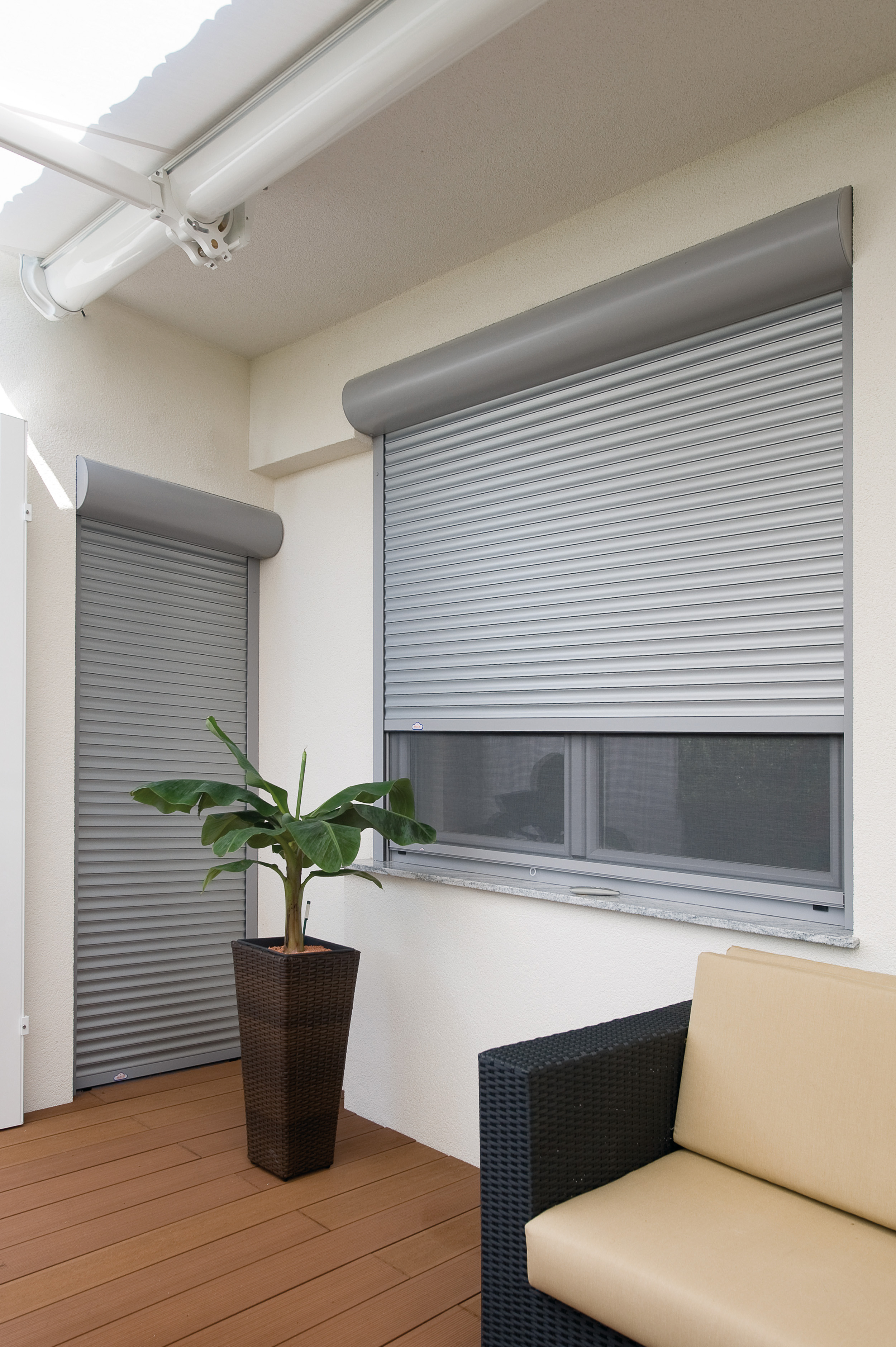 Einfamilienhaus mit vorgesetztem Rollladen und integrierten Insektenschutz.