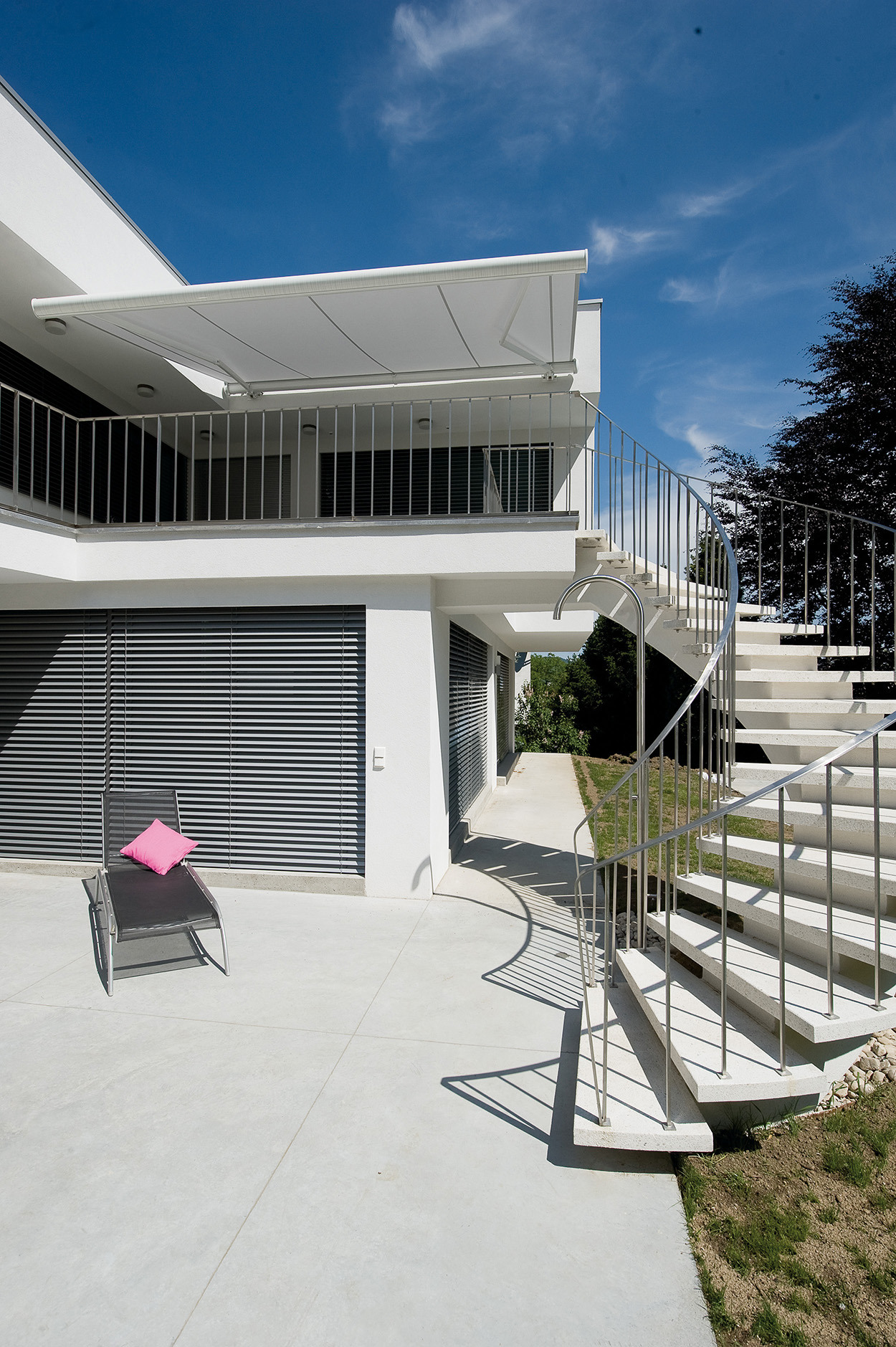 Privathaus mit Verbund-Raffstore Z75-Lamelle und Palma Kasettenmarkise