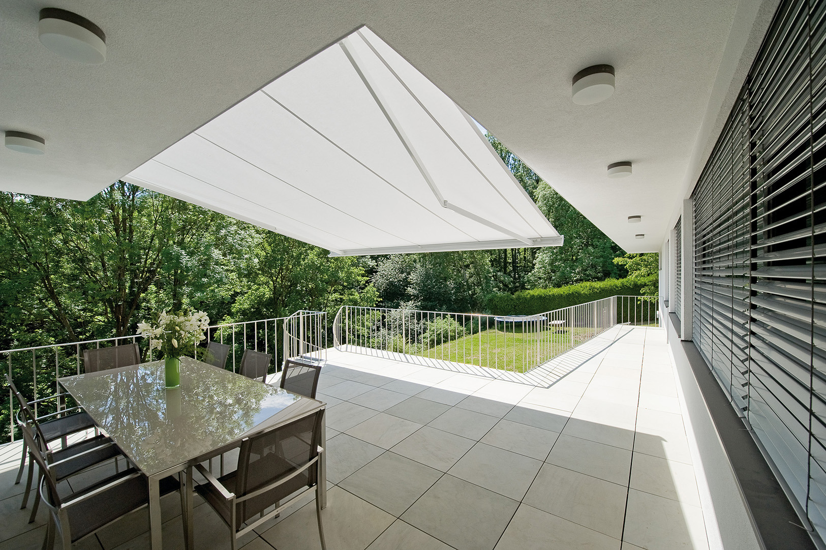 Privathaus mit Verbund-Raffstore Z75-Lamelle und Palma Kasettenmarkise