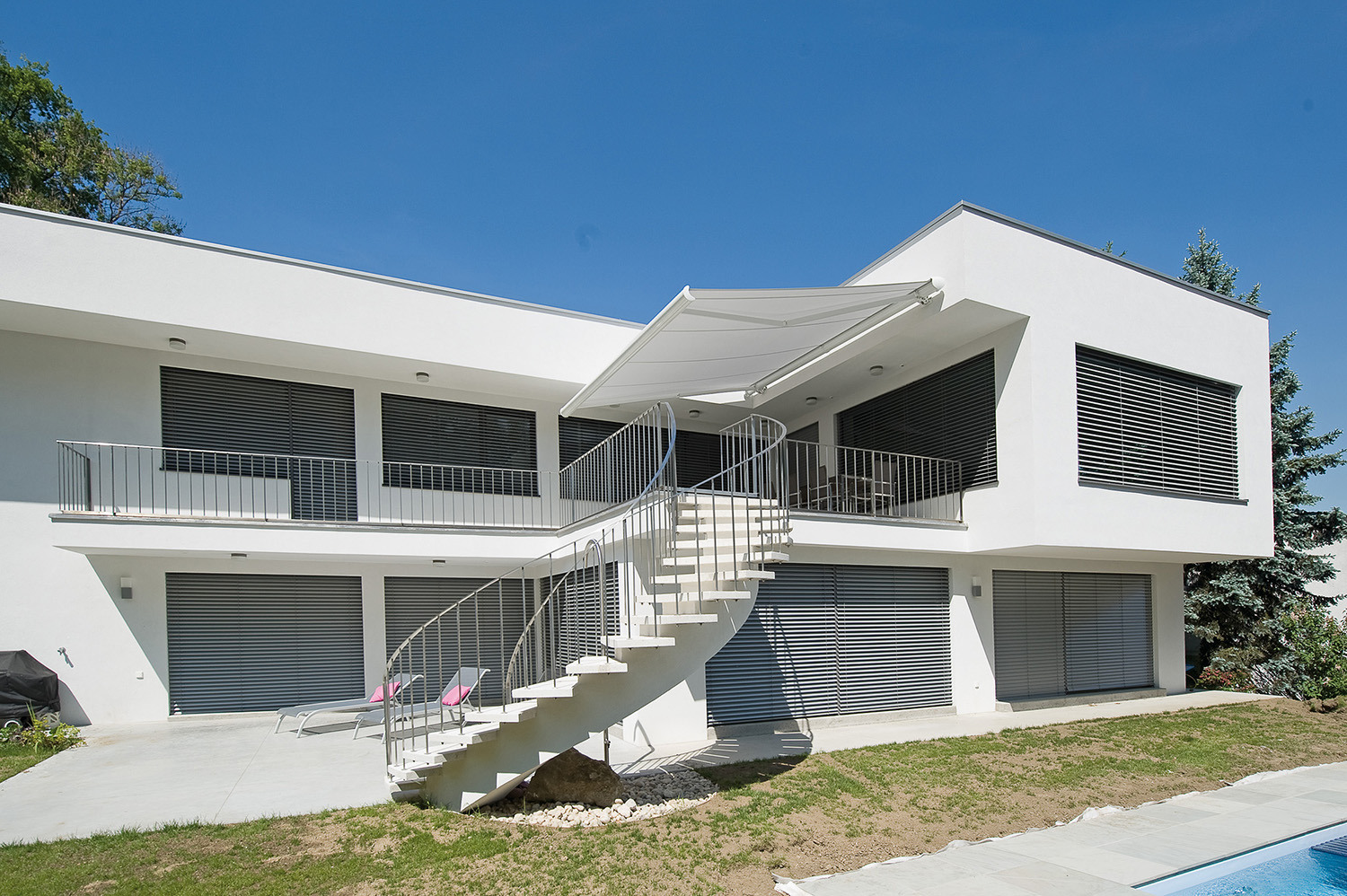 Privathaus mit Verbund-Raffstore Z75-Lamelle und Palma Kasettenmarkise