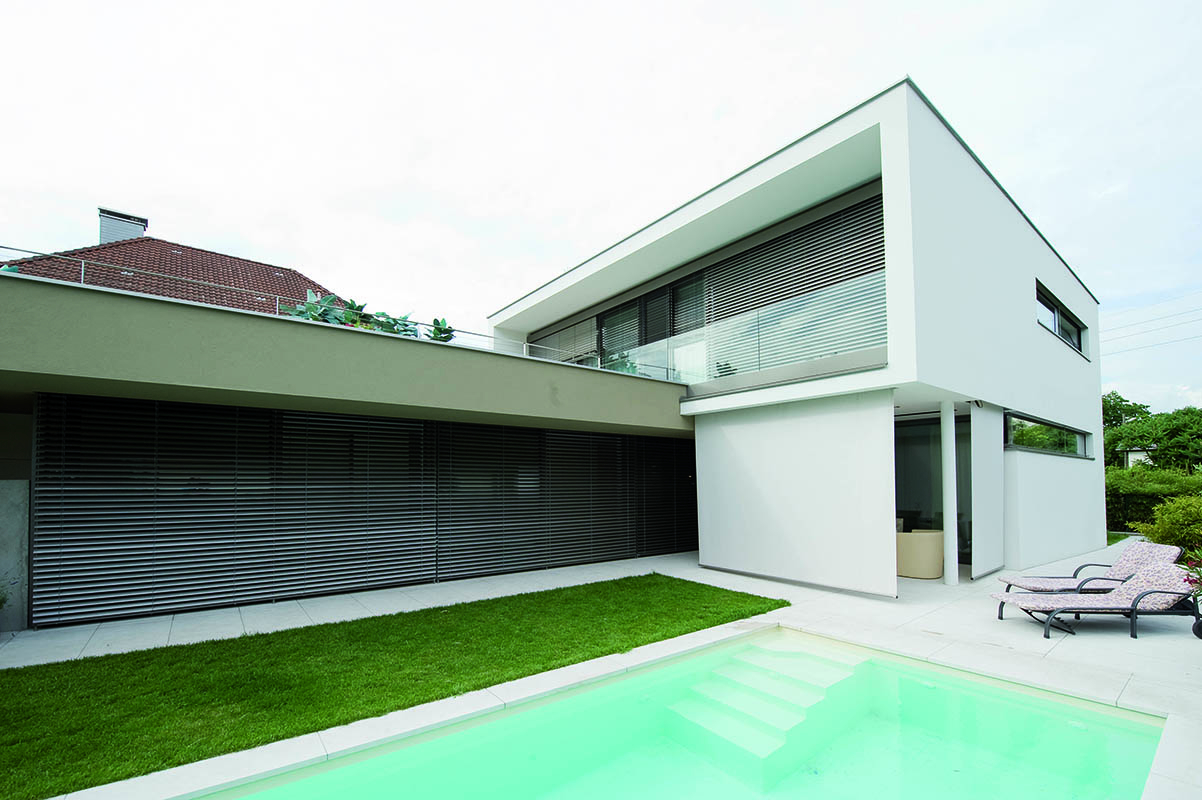 Privathaus mit Raffstore C80-Lamelle und Sonderkonstruktion Fenstermarkise