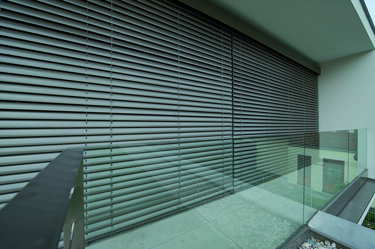 Fenster mit Raffstore C80-Lamelle