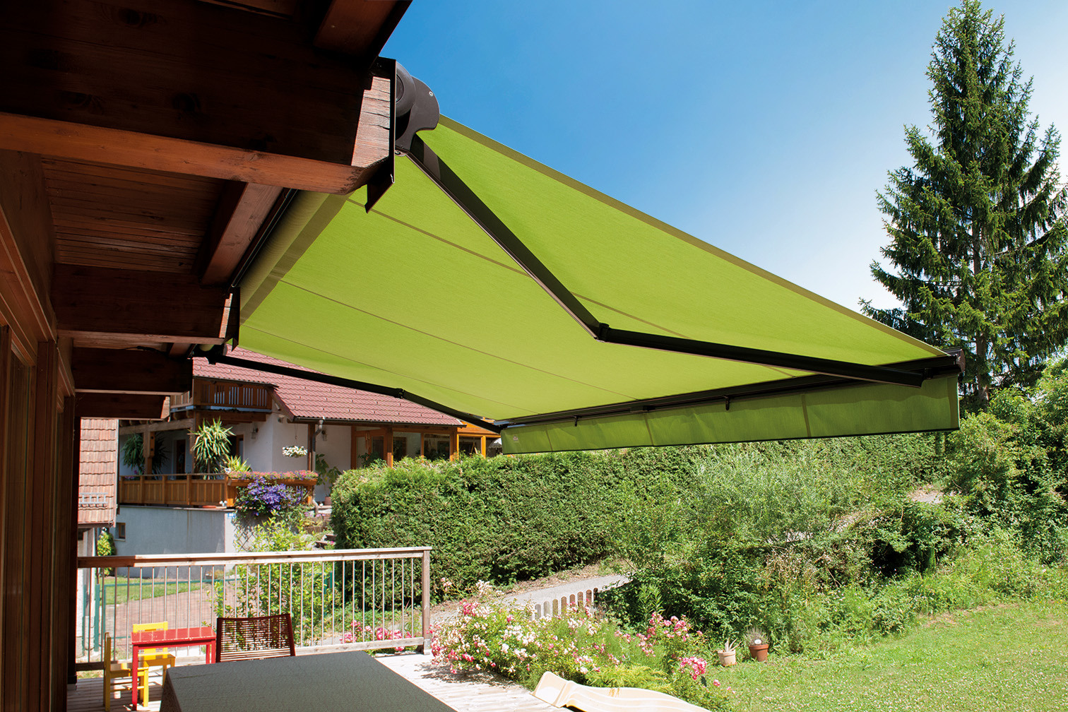 Holzhaus mit LIDO Halbkassettenmarkise