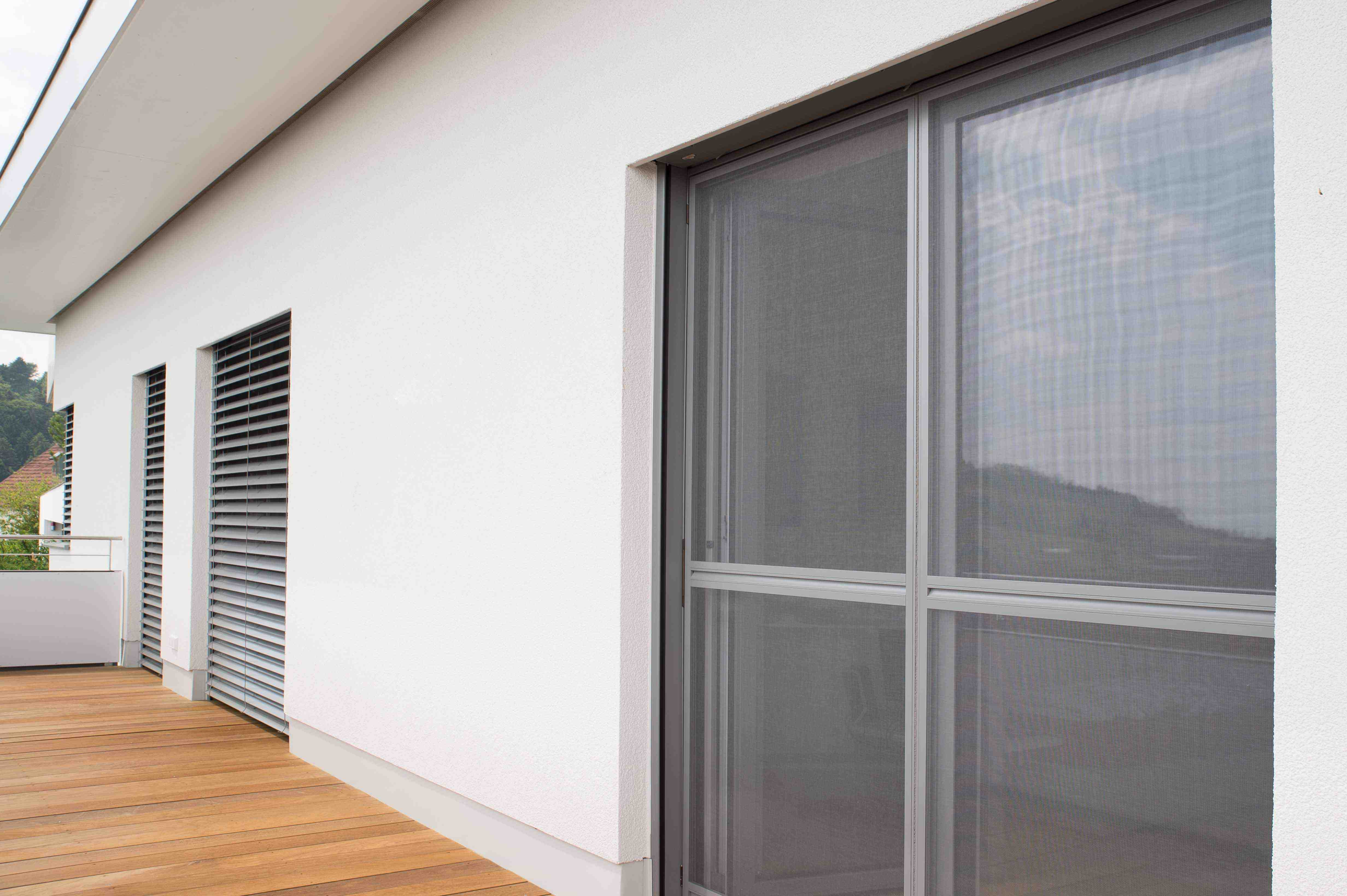 Einfamilienhaus mit Insektenschutz Schwenkrahmen-Doppeltür mit 4 Seitigem Montagerahmen und Klick-Raffsystem