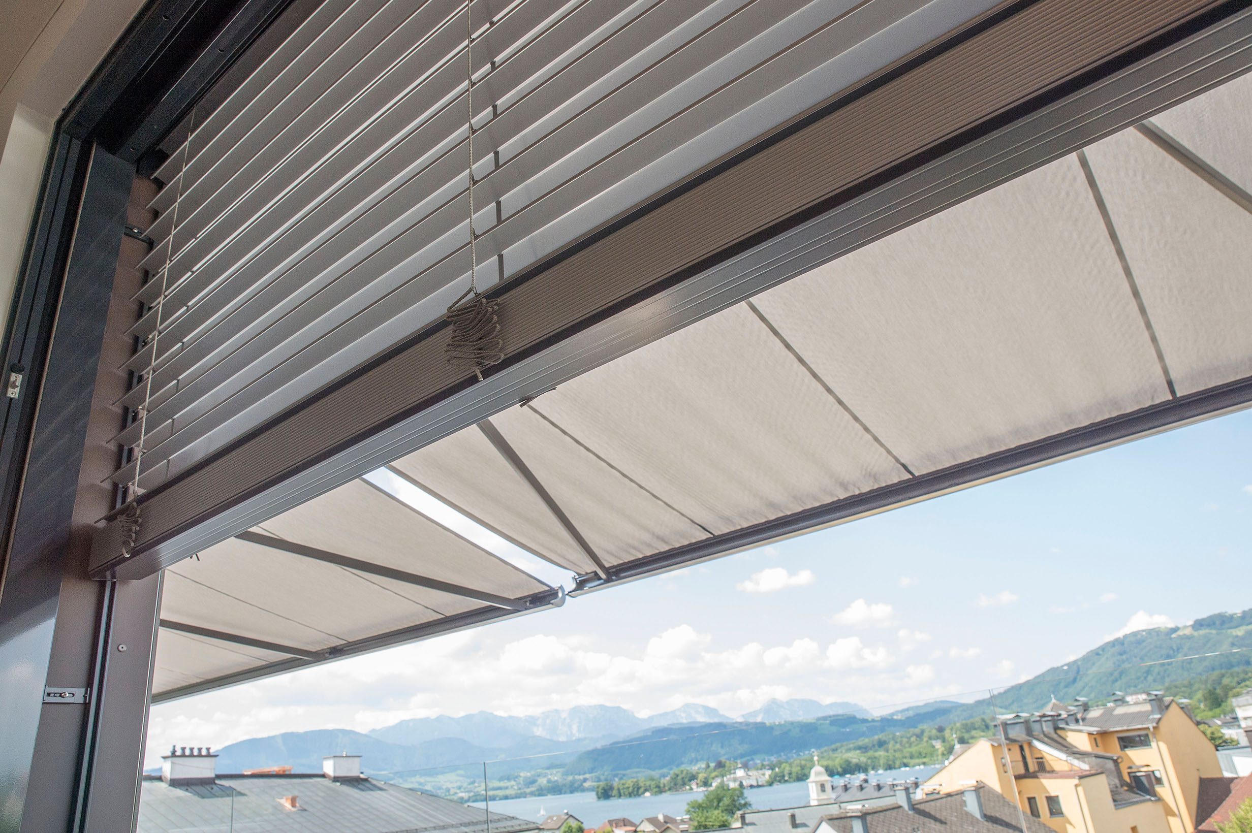 Penthouse mit Verbund-Raffstore Z90-Lamelle und PALMA Kassettenmarkise