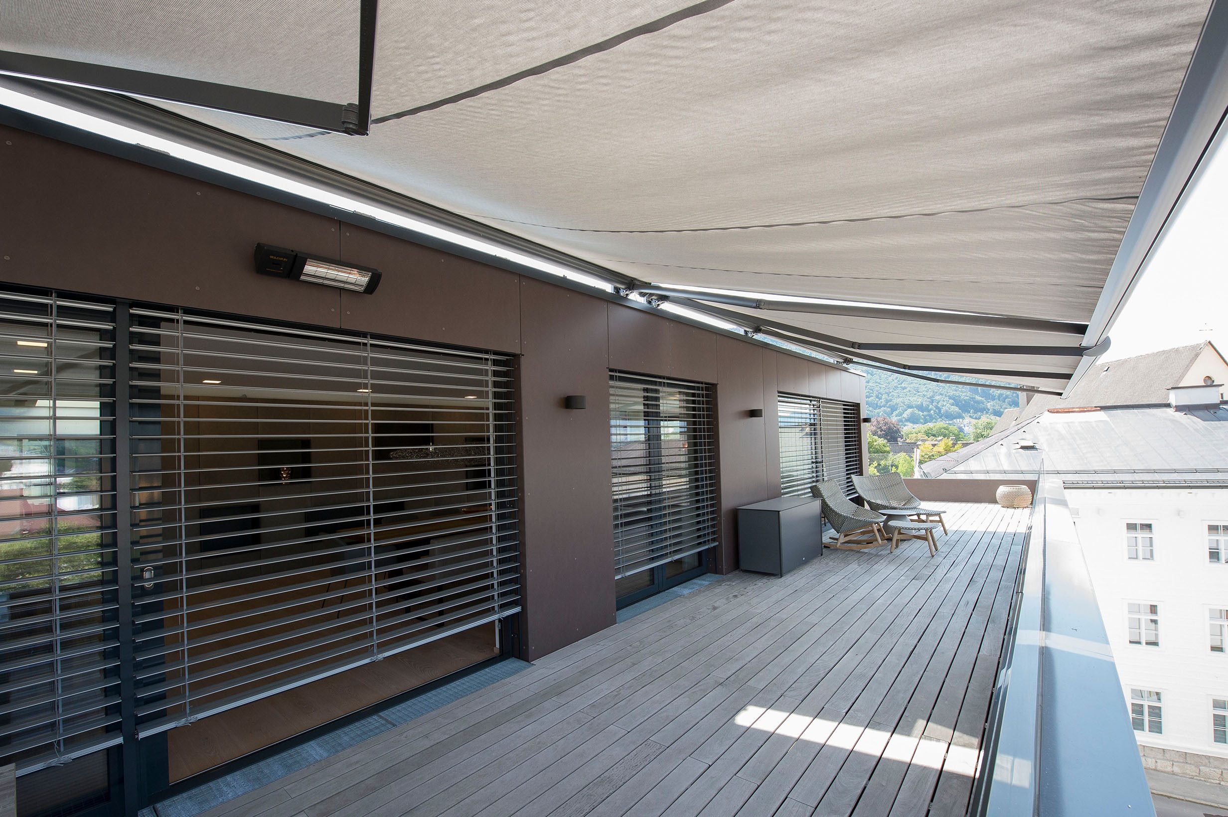 Penthouse mit Verbund-Raffstore Z90-Lamelle und PALMA Kassettenmarkise