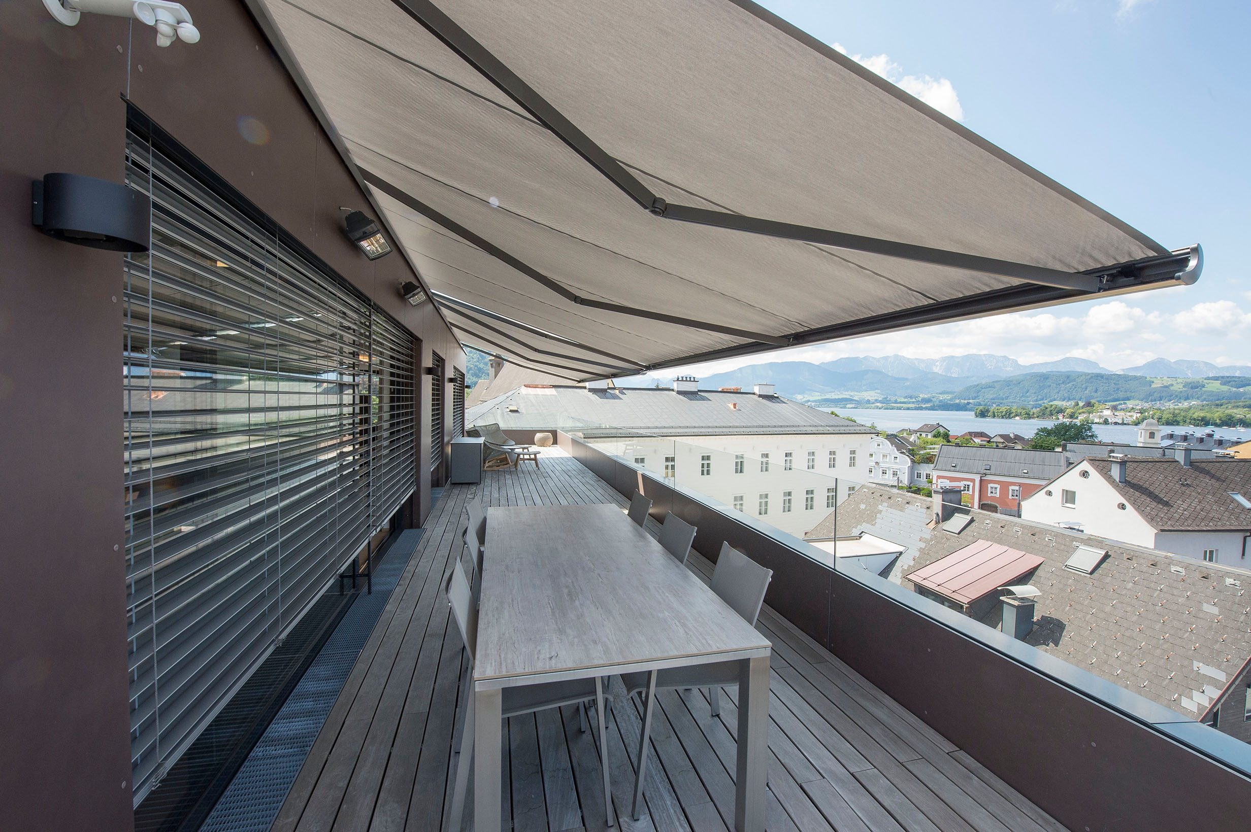 Penthouse mit Verbund-Raffstore Z90-Lamelle und PALMA Kassettenmarkise