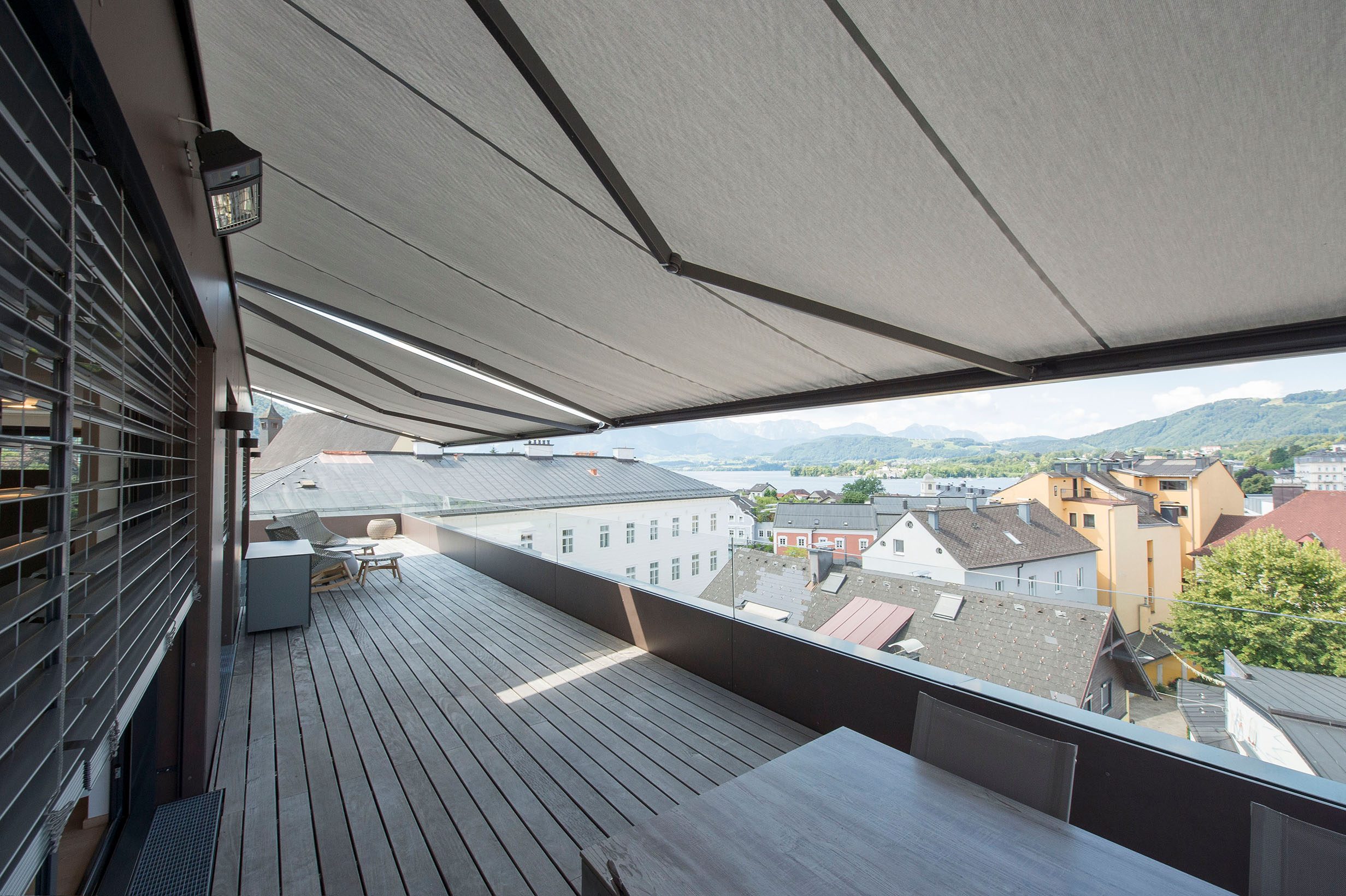 Penthouse mit Verbund-Raffstore Z90-Lamelle und PALMA Kassettenmarkise