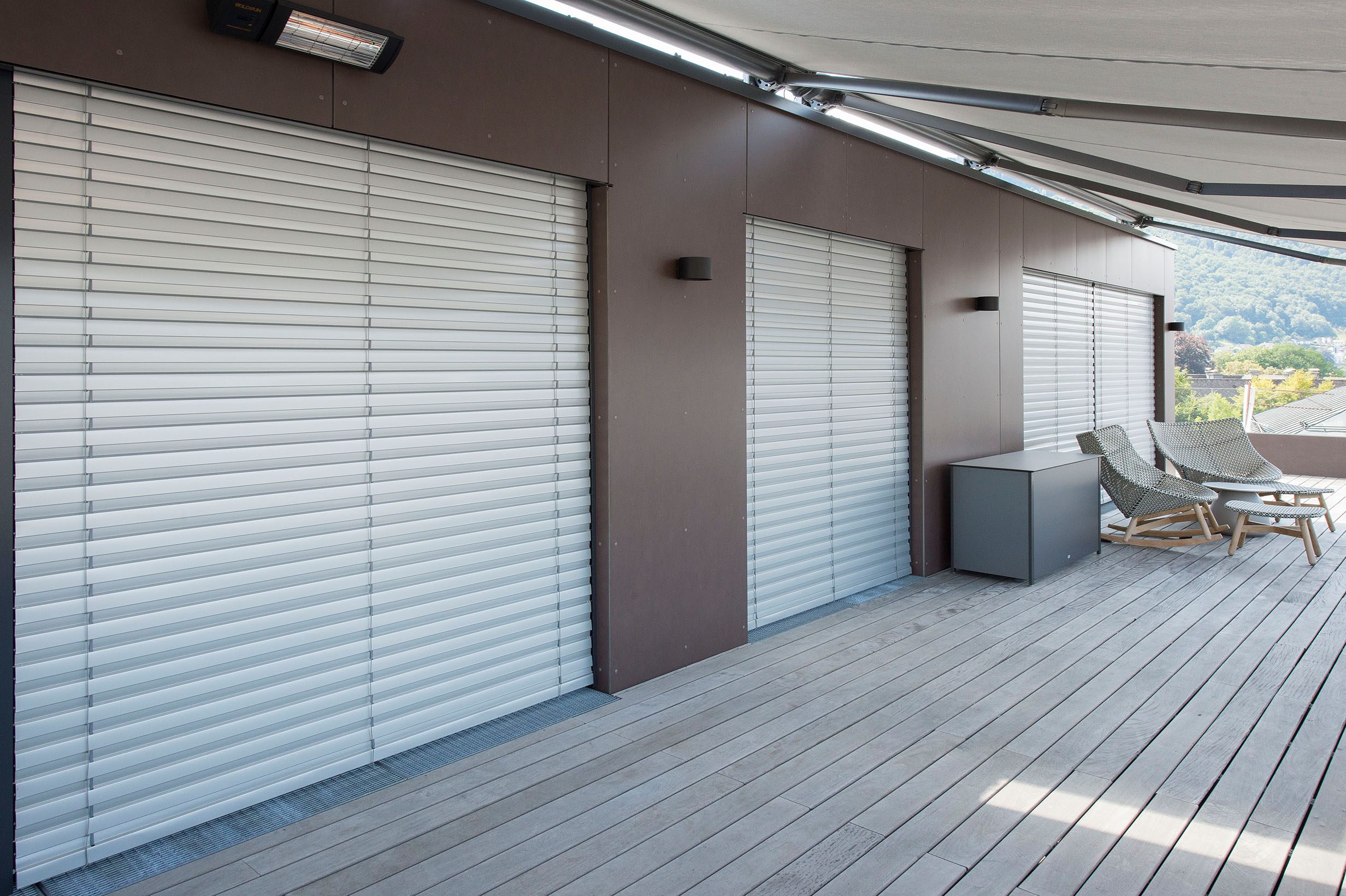 Penthouse mit Verbund-Raffstore Z90-Lamelle und PALMA Kassettenmarkise