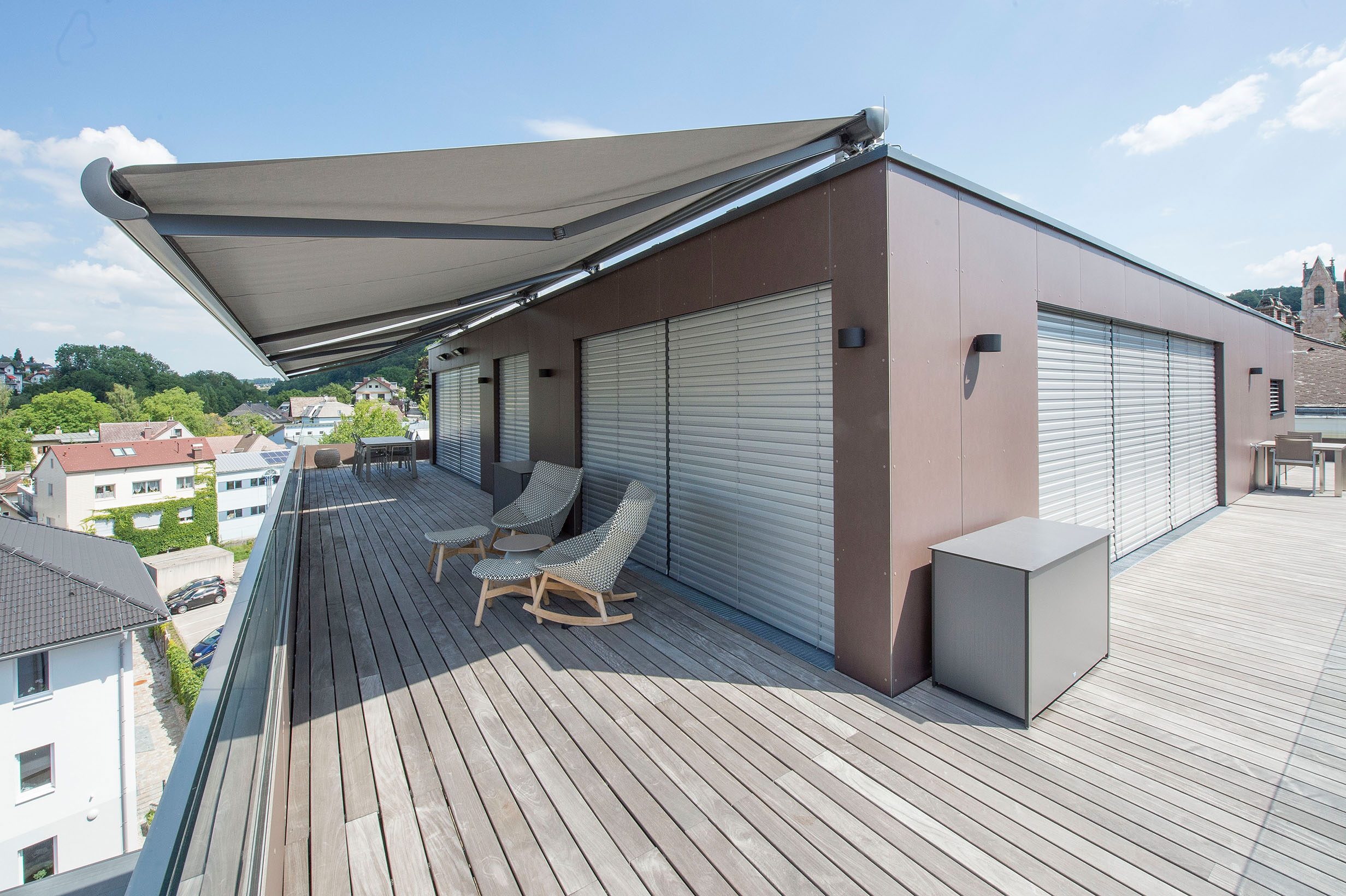 Penthouse mit Verbund-Raffstore Z90-Lamelle und PALMA Kassettenmarkise