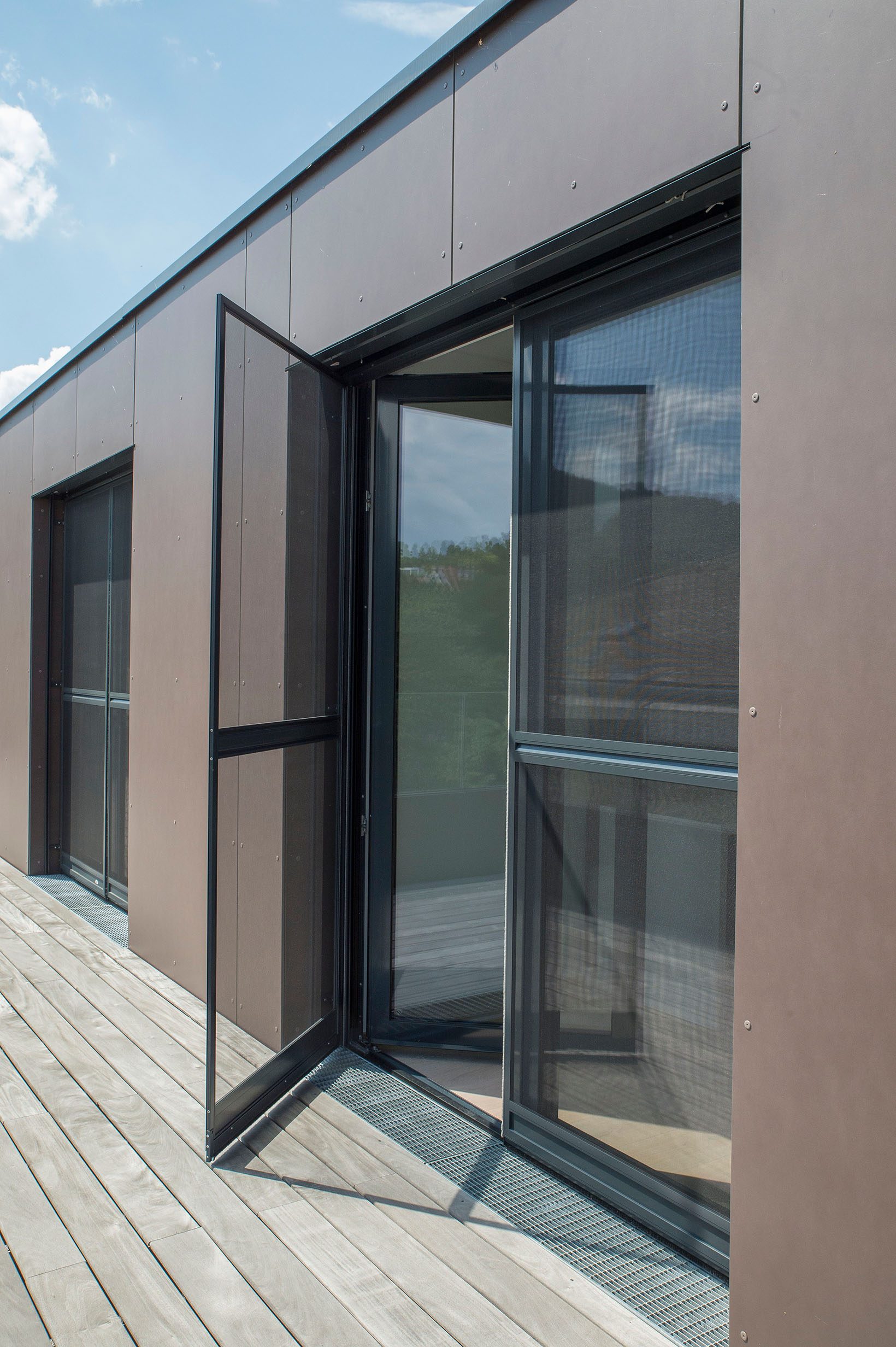 Penthouse mit Verbund-Raffstore Z90-Lamelle und Doppelter Insektenschutz Schwenkrahmen