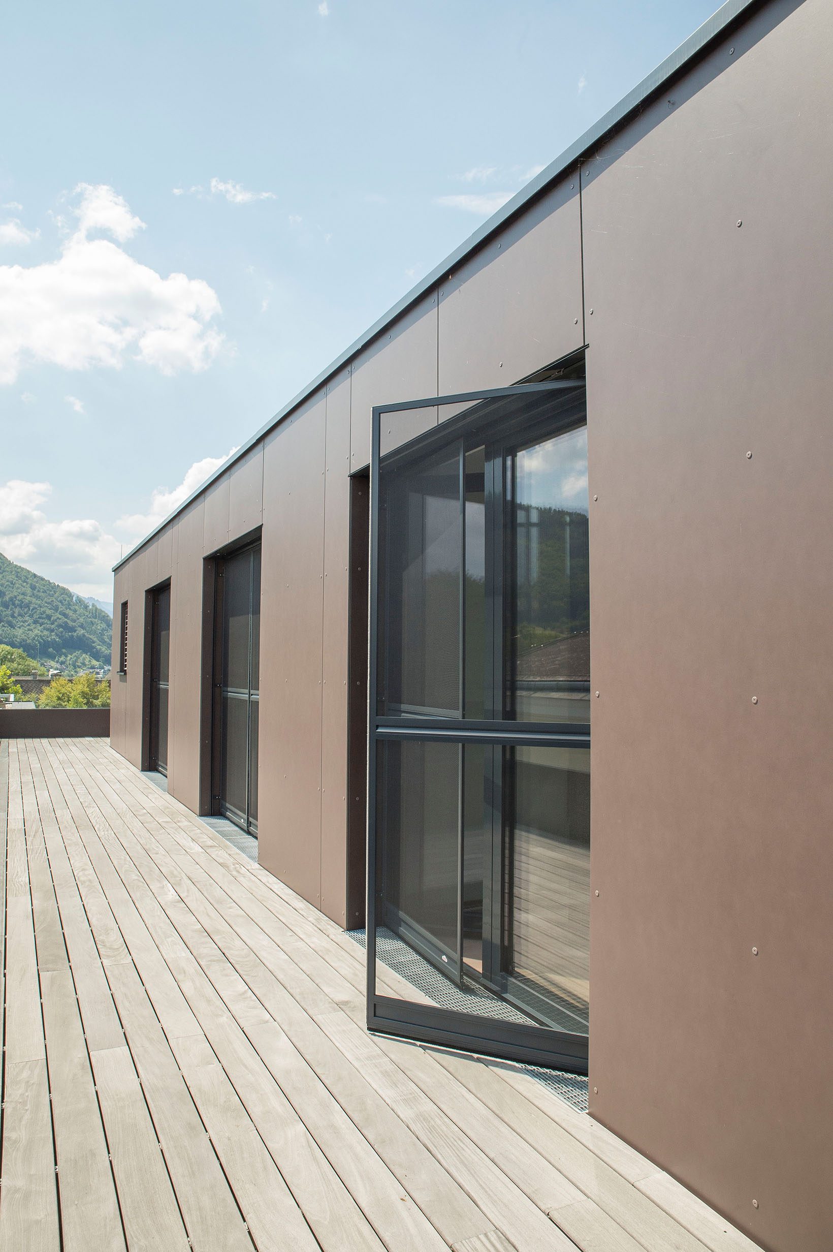 Penthouse mit Doppeltem Insektenschutz-Schwenkrahmen