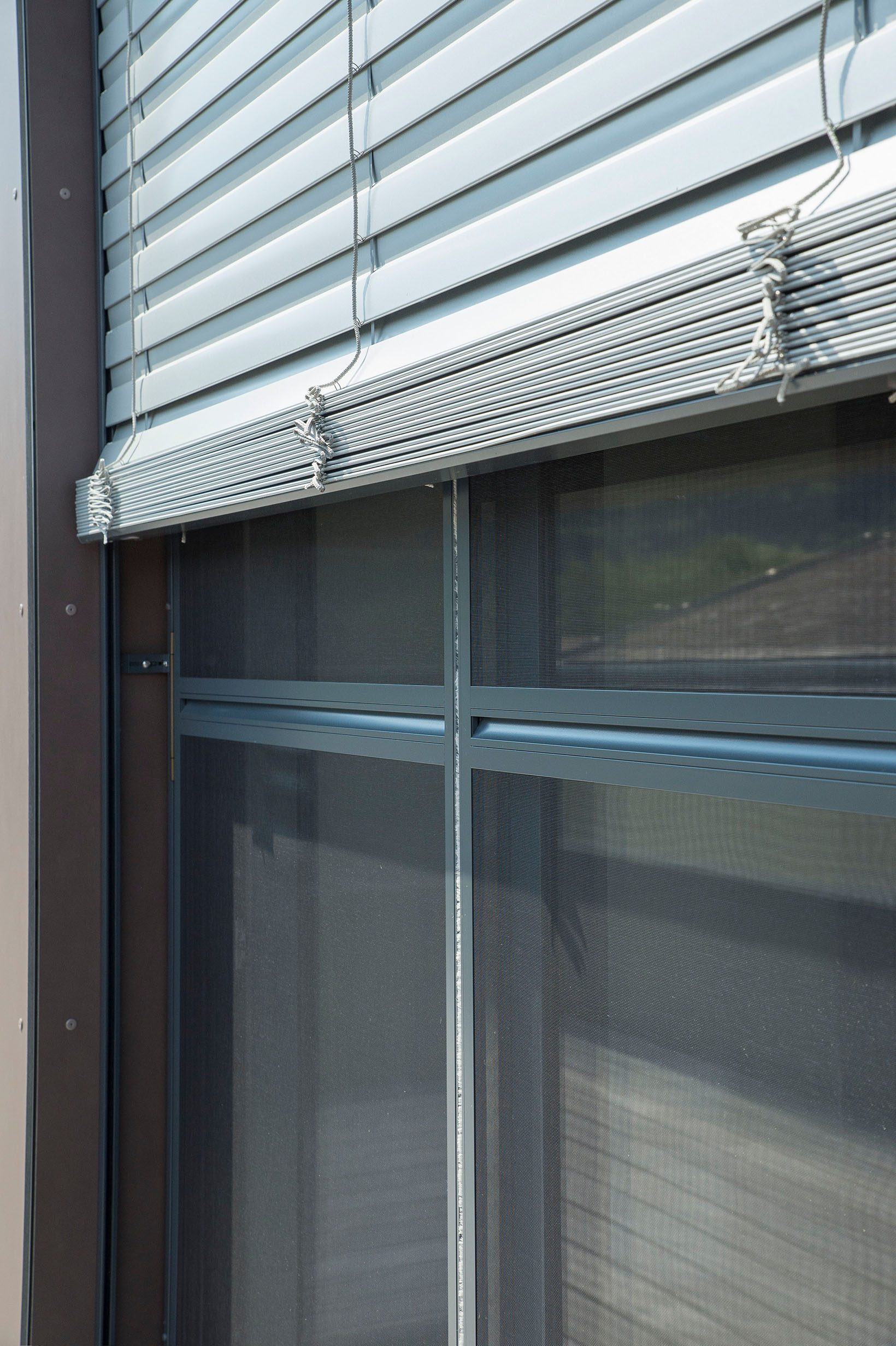 Penthouse mit Verbund-Raffstore Z90-Lamelle und Doppeltem Insektenschutz-Schwenkrahmen