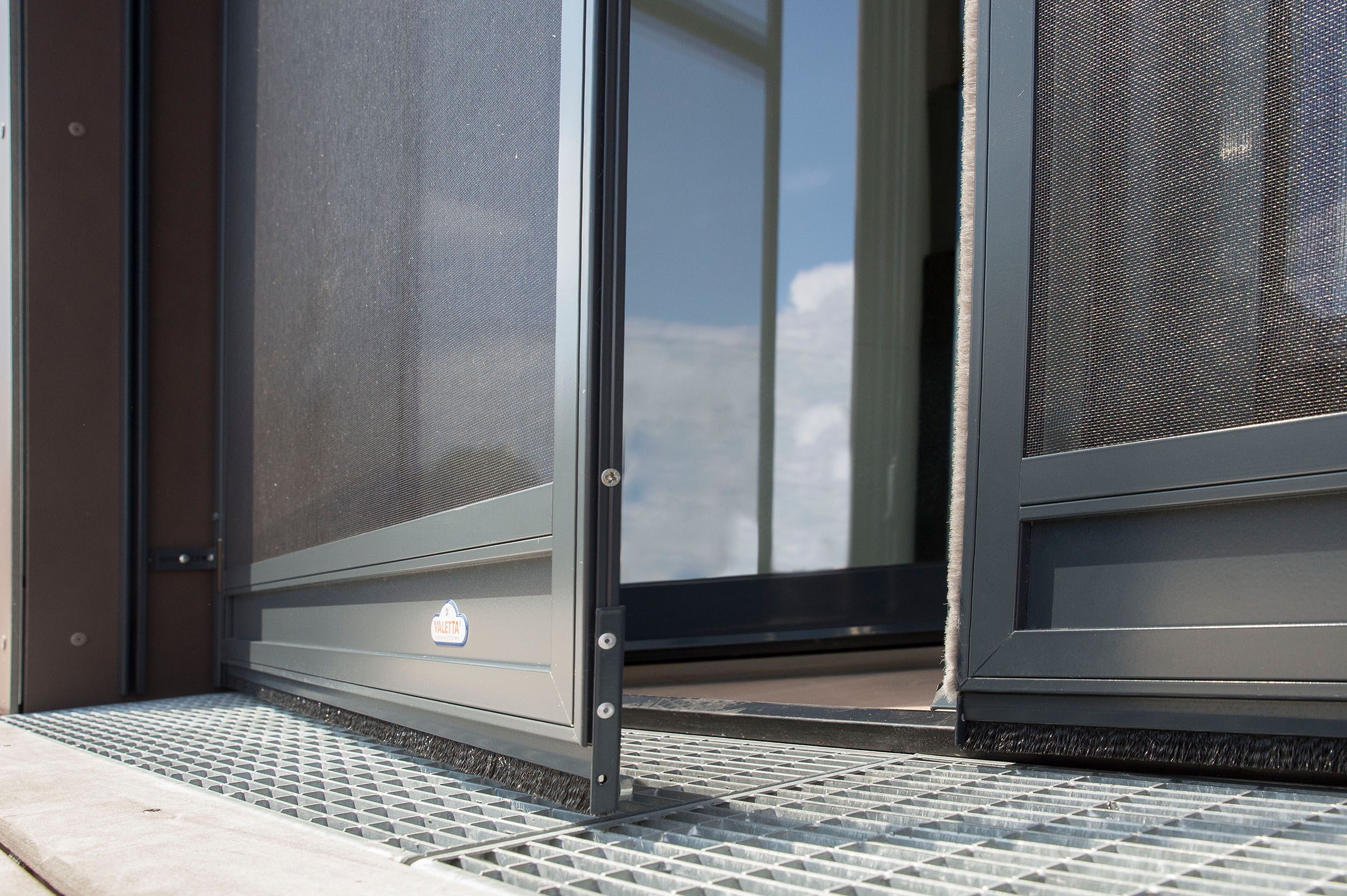 Penthouse mit Doppeltem Insektenschutz-Schwenkrahmen