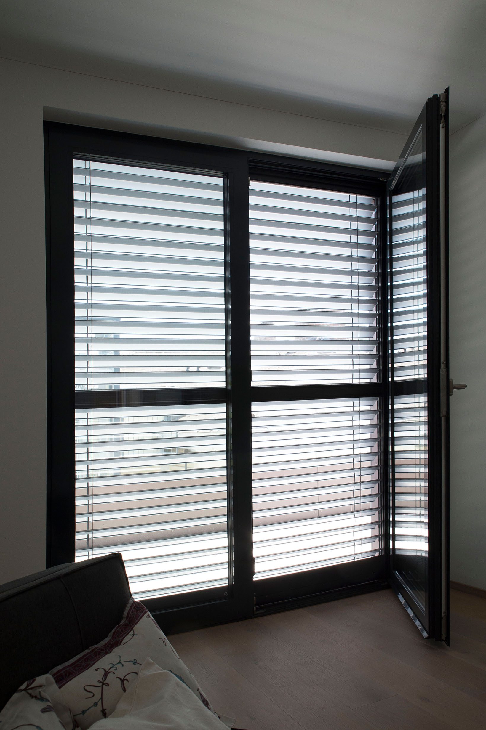 Penthouse mit Verbund-Raffstore Z90-Lamelle und Doppeltem Insektenschutz-Schwenkrahmen