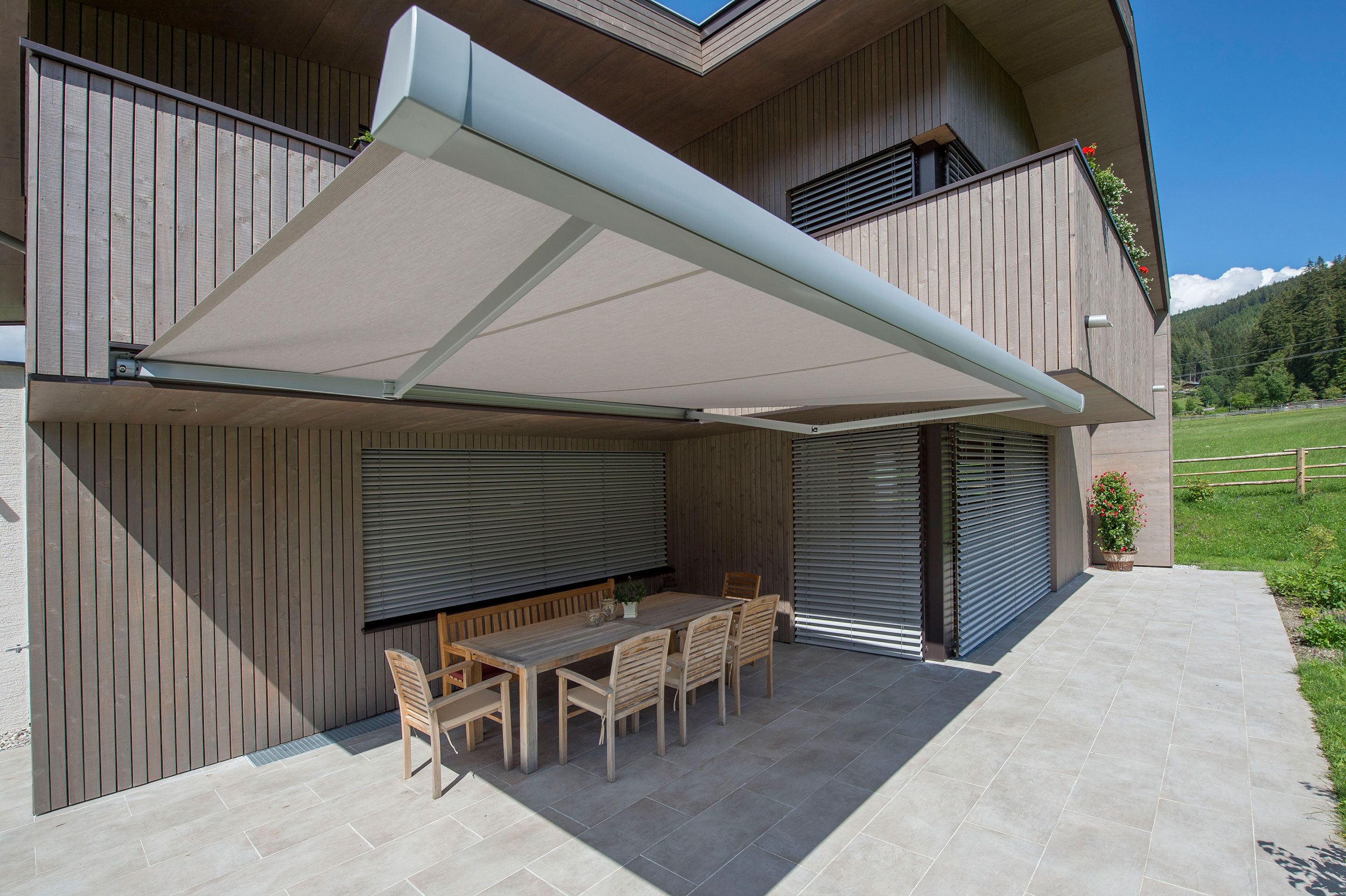 Einfamilienhaus mit Verbund-Raffstore und LUNA Kassettenmarkise