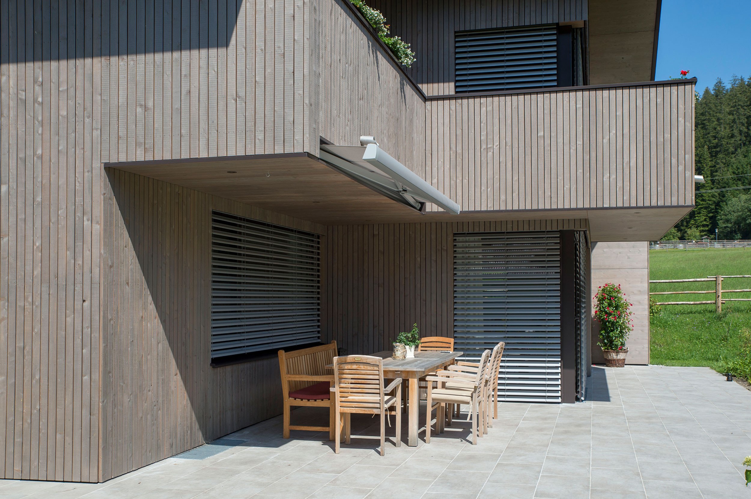 Einfamilienhaus mit Verbund-Raffstore und LUNA Kassettenmarkise