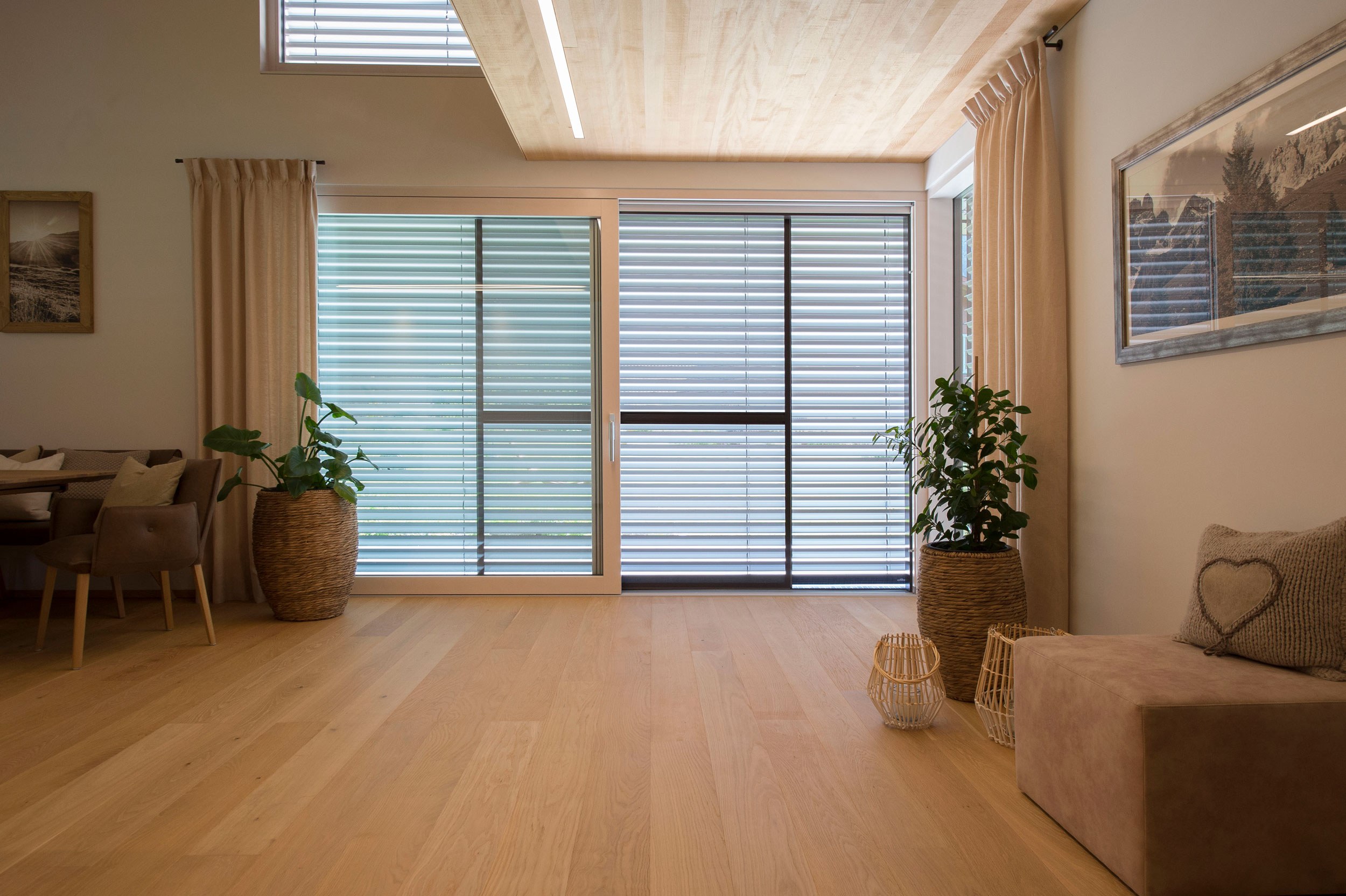 Einfamilienhaus mit Verbund-Raffstore und Insektenschutz-Schieberahmen