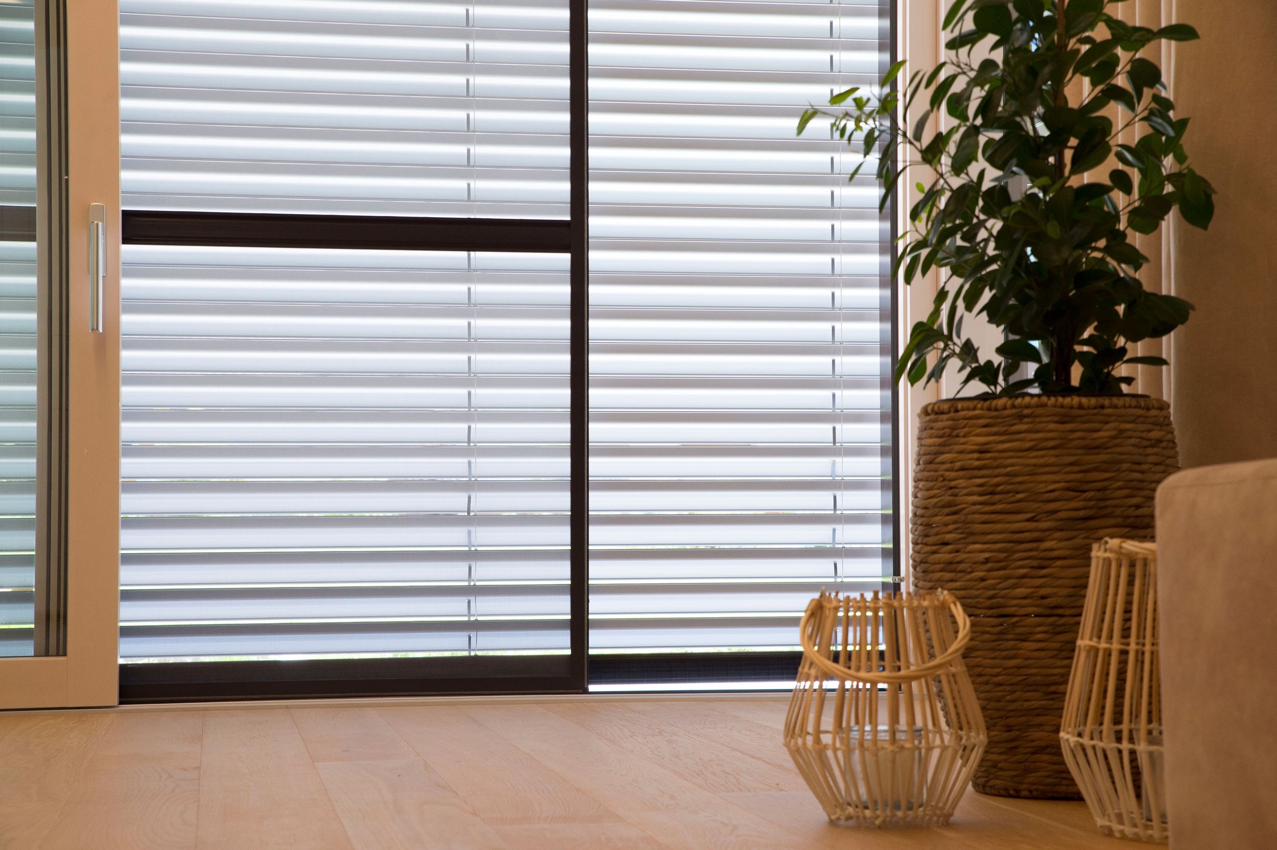 Einfamilienhaus mit Verbund-Raffstore und Insektenschutz-Schieberahmen