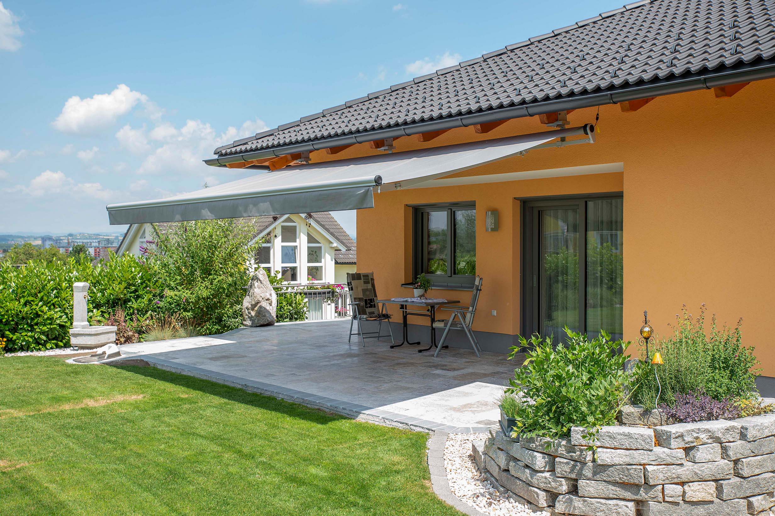 Einfamilienhaus mit CLASSIC Tragrohrmarkise und Vertima