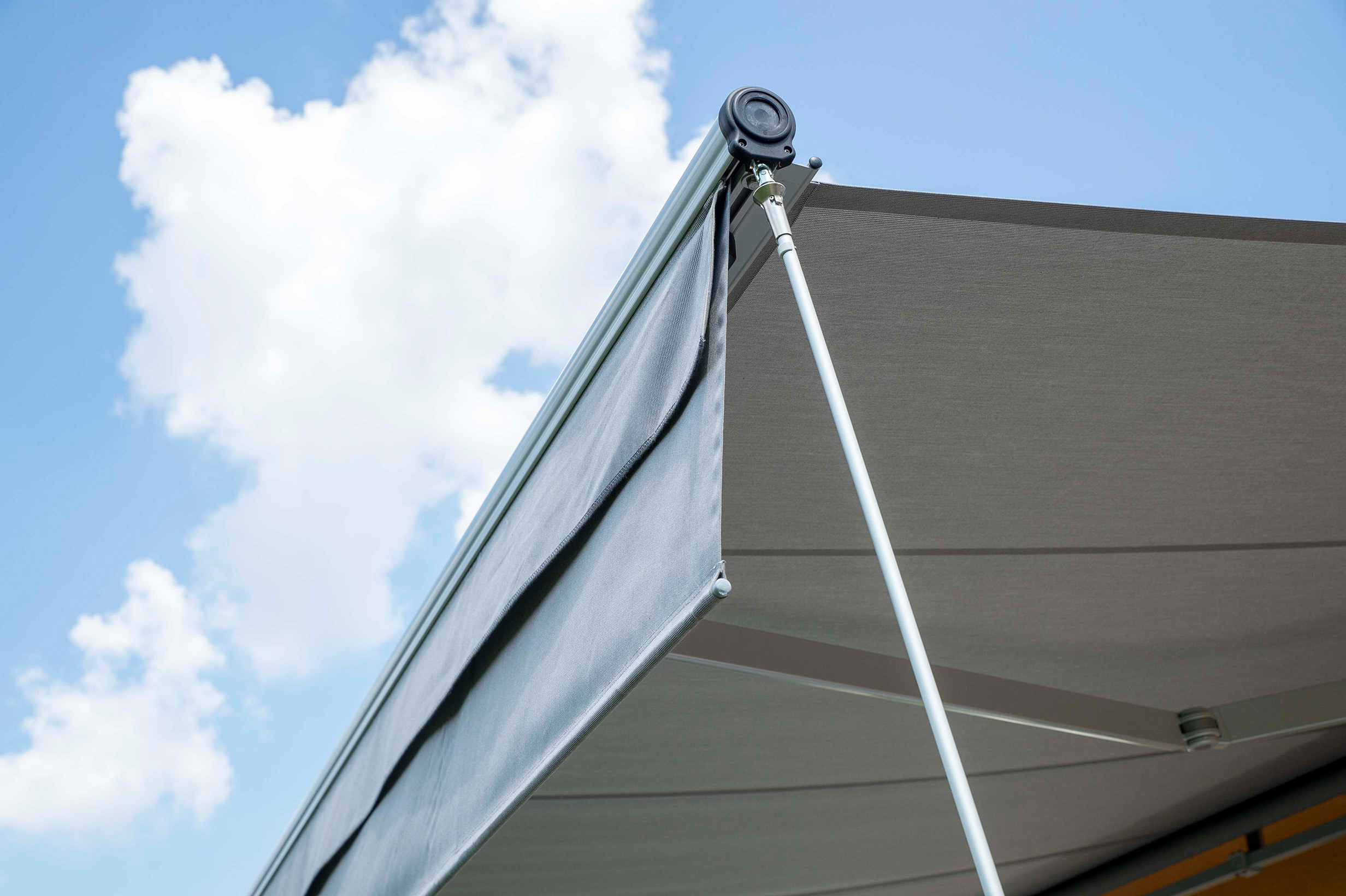 Einfamilienhaus mit CLASSIC Tragrohrmarkise und Vertima