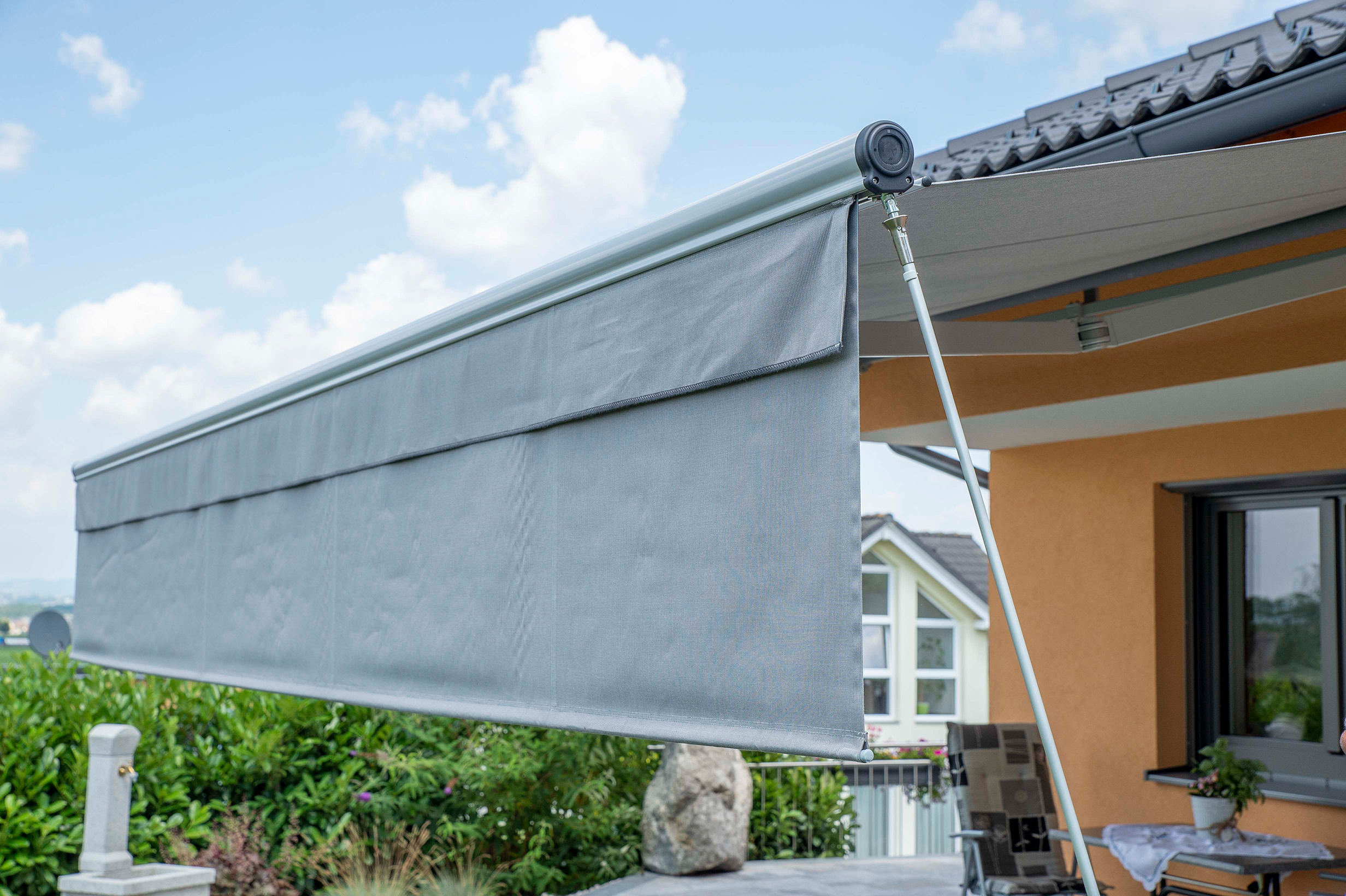 Einfamilienhaus mit CLASSIC Tragrohrmarkise und Vertima