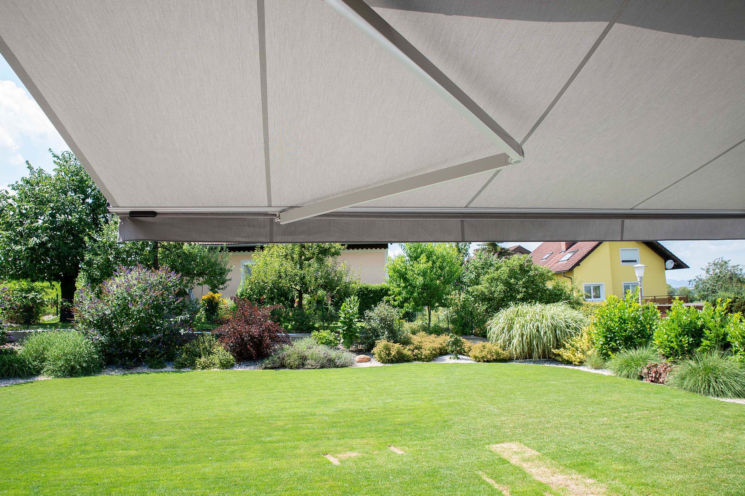 Einfamilienhaus mit CLASSIC Tragrohrmarkise und Vertima