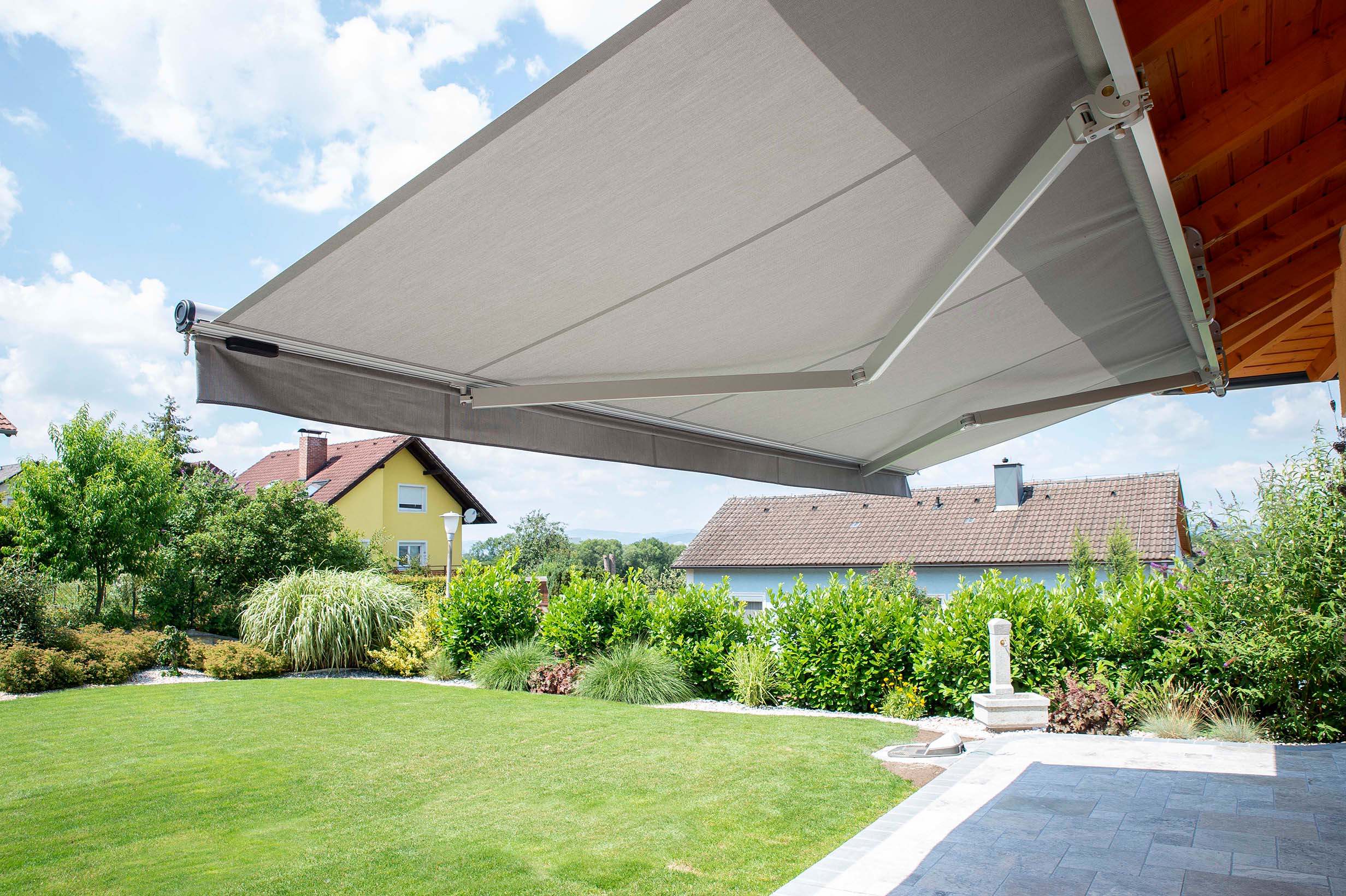 Einfamilienhaus mit CLASSIC Tragrohrmarkise und Vertima