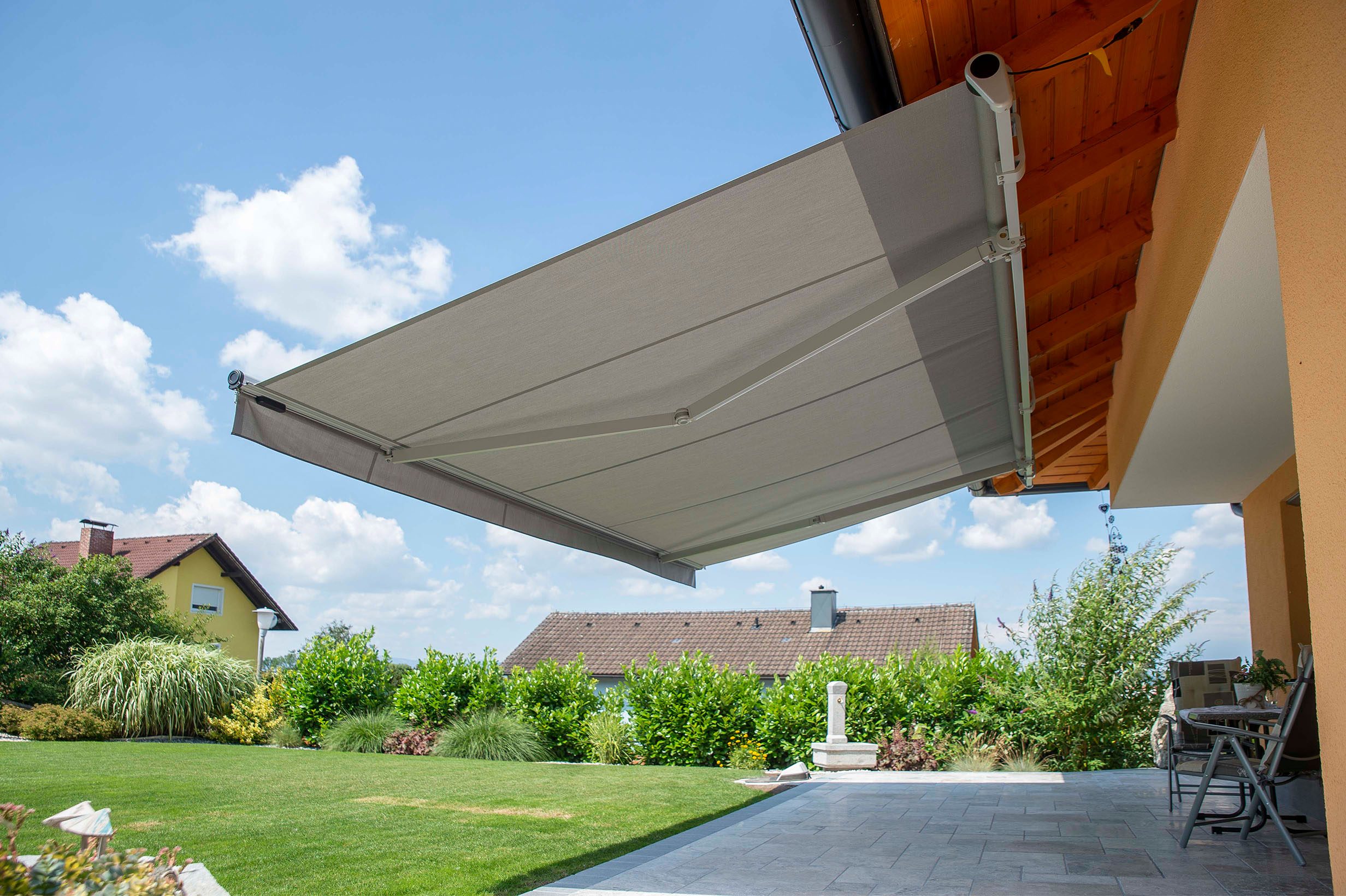 Einfamilienhaus mit CLASSIC Tragrohrmarkise und Vertima