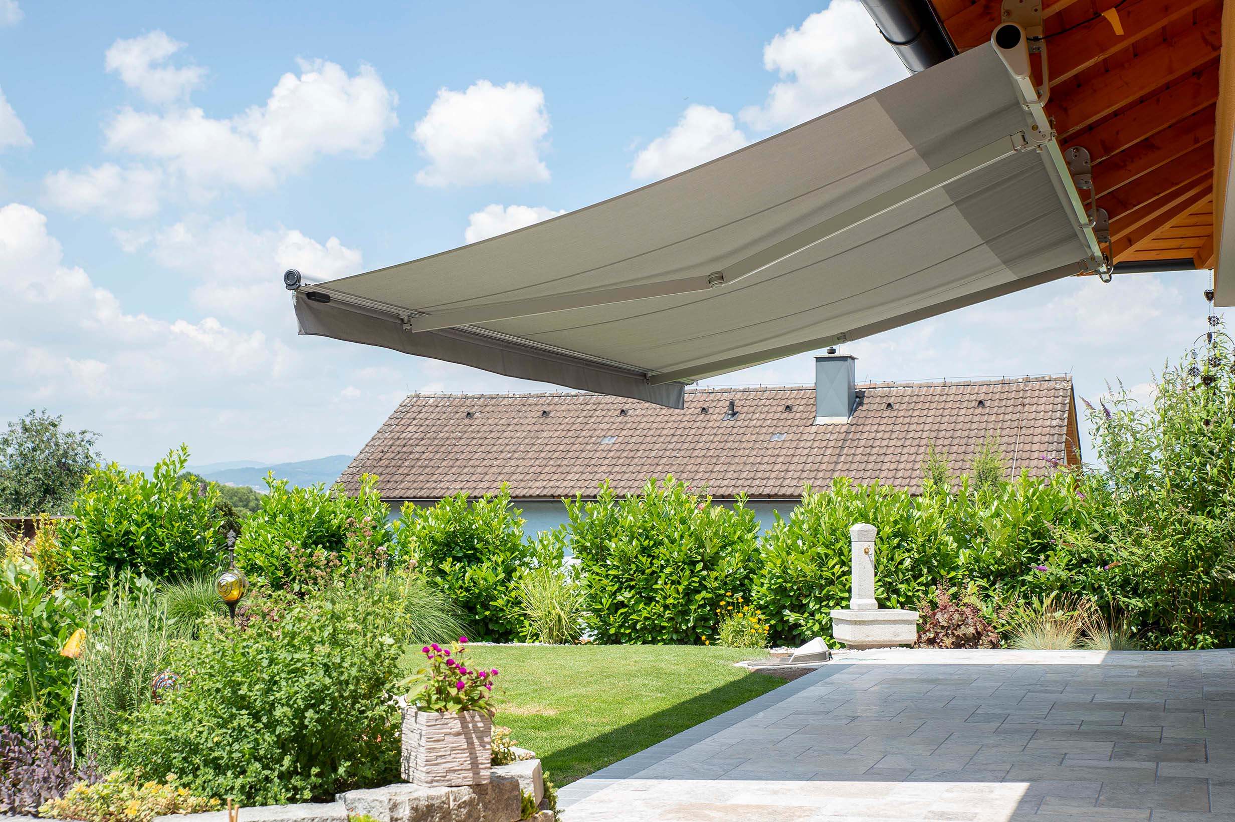 Einfamilienhaus mit CLASSIC Tragrohrmarkise und Vertima