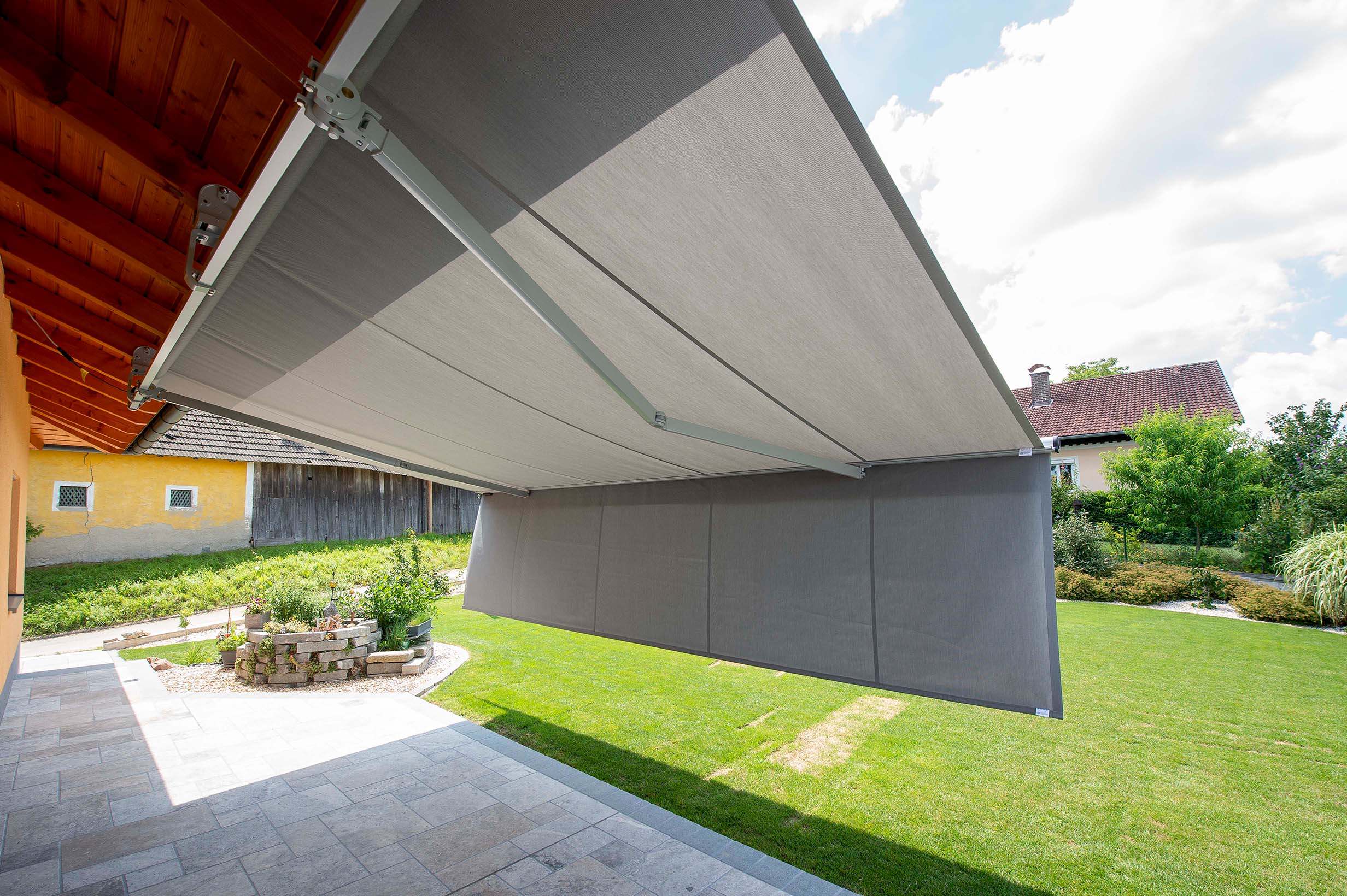 Einfamilienhaus mit CLASSIC Tragrohrmarkise und Vertima