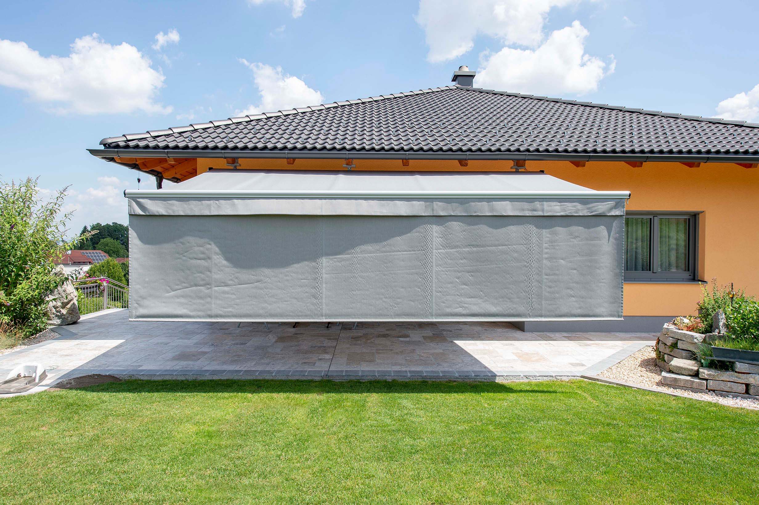 Einfamilienhaus mit CLASSIC Tragrohrmarkise und Vertima