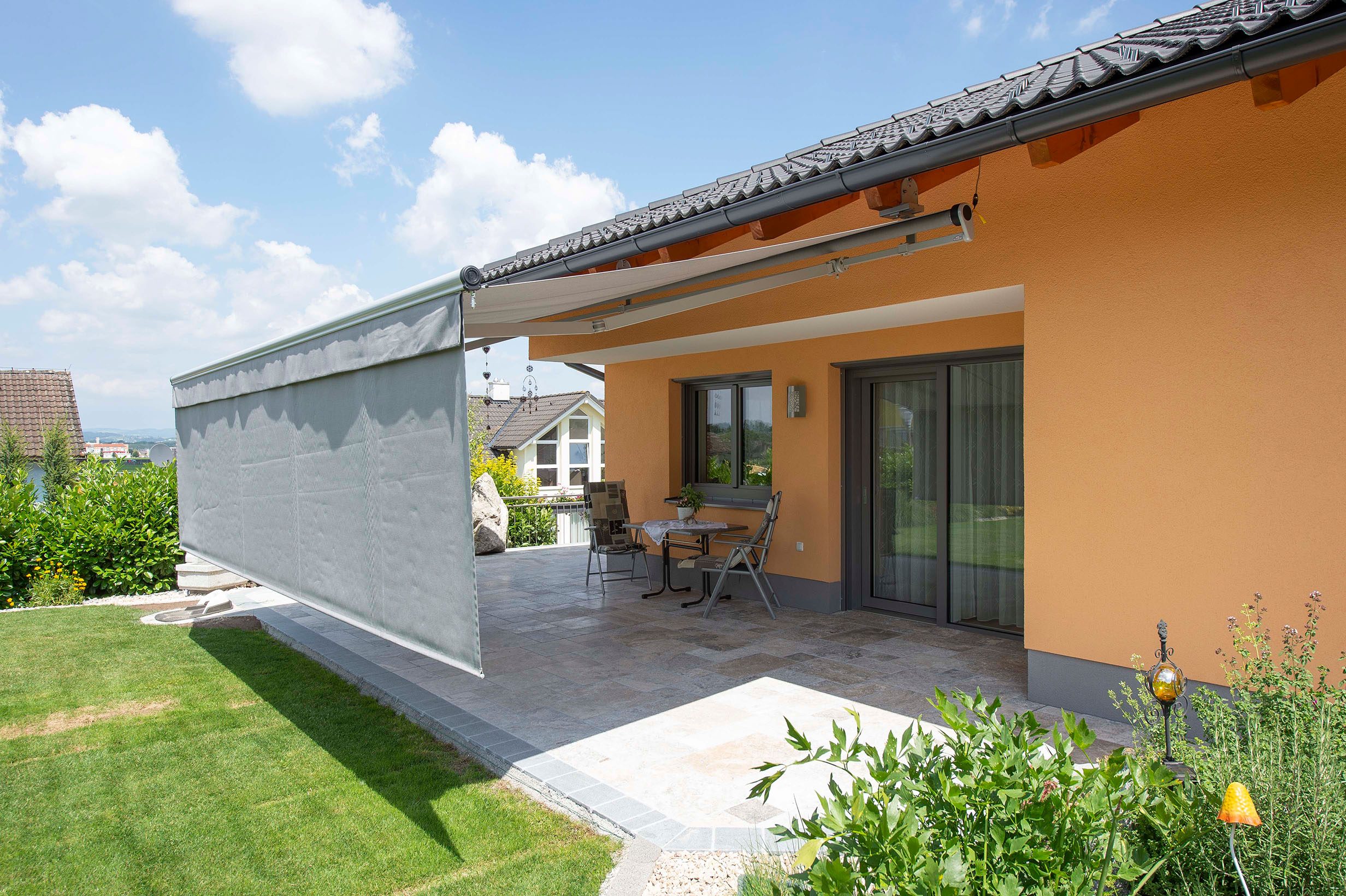 Einfamilienhaus mit CLASSIC Tragrohrmarkise und Vertima