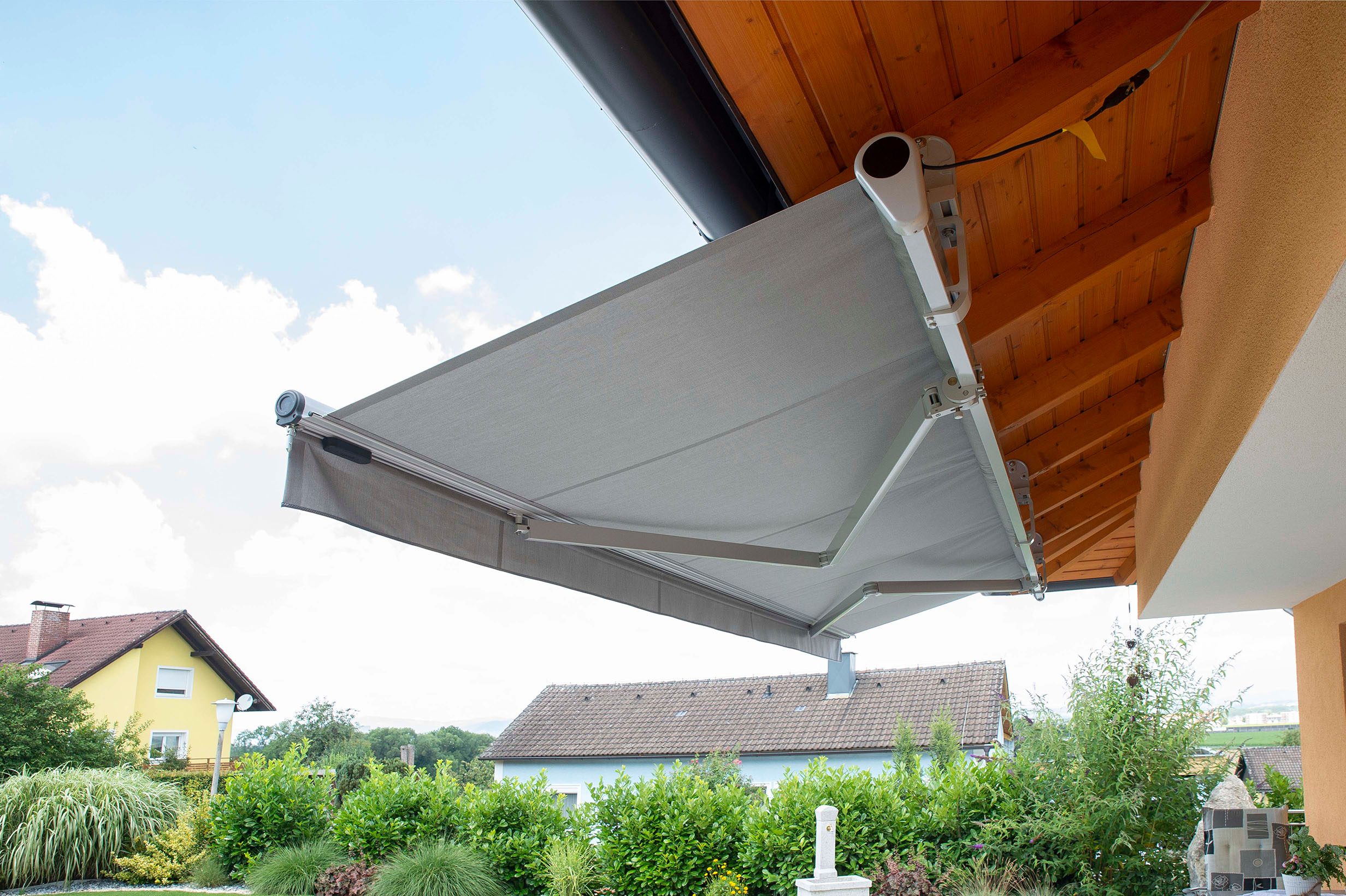 Einfamilienhaus mit CLASSIC Tragrohrmarkise und Vertima