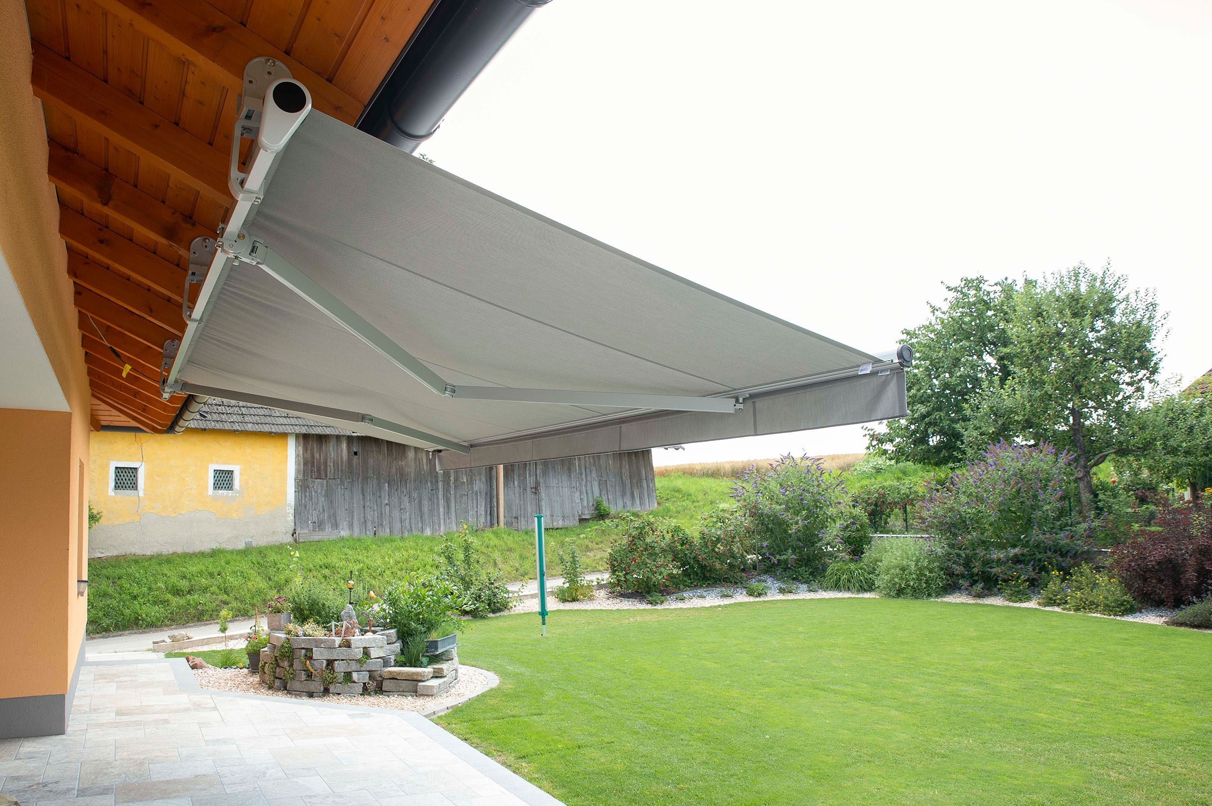 Einfamilienhaus mit CLASSIC Tragrohrmarkise und Vertima