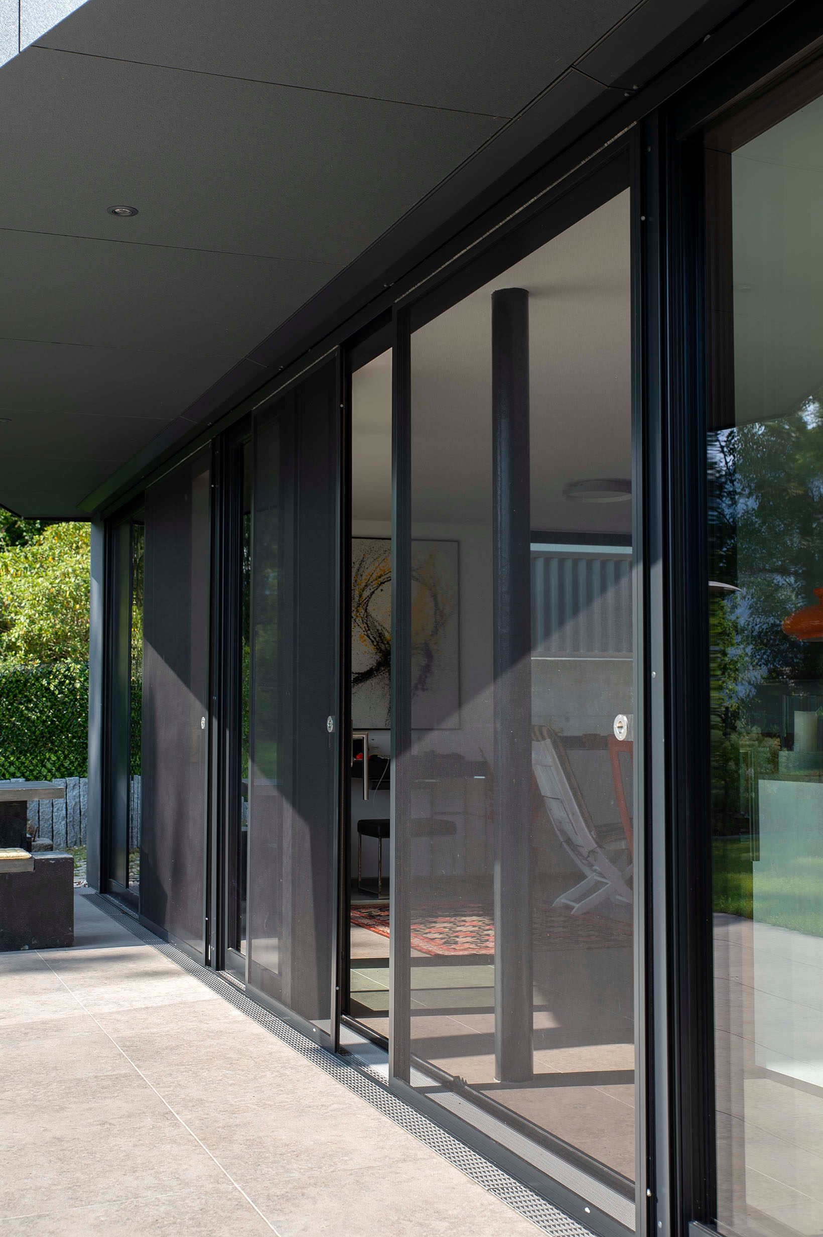 Einfamilienhaus mit Tageslicht-Rollladen und Insektenschutz-Schieberahmen