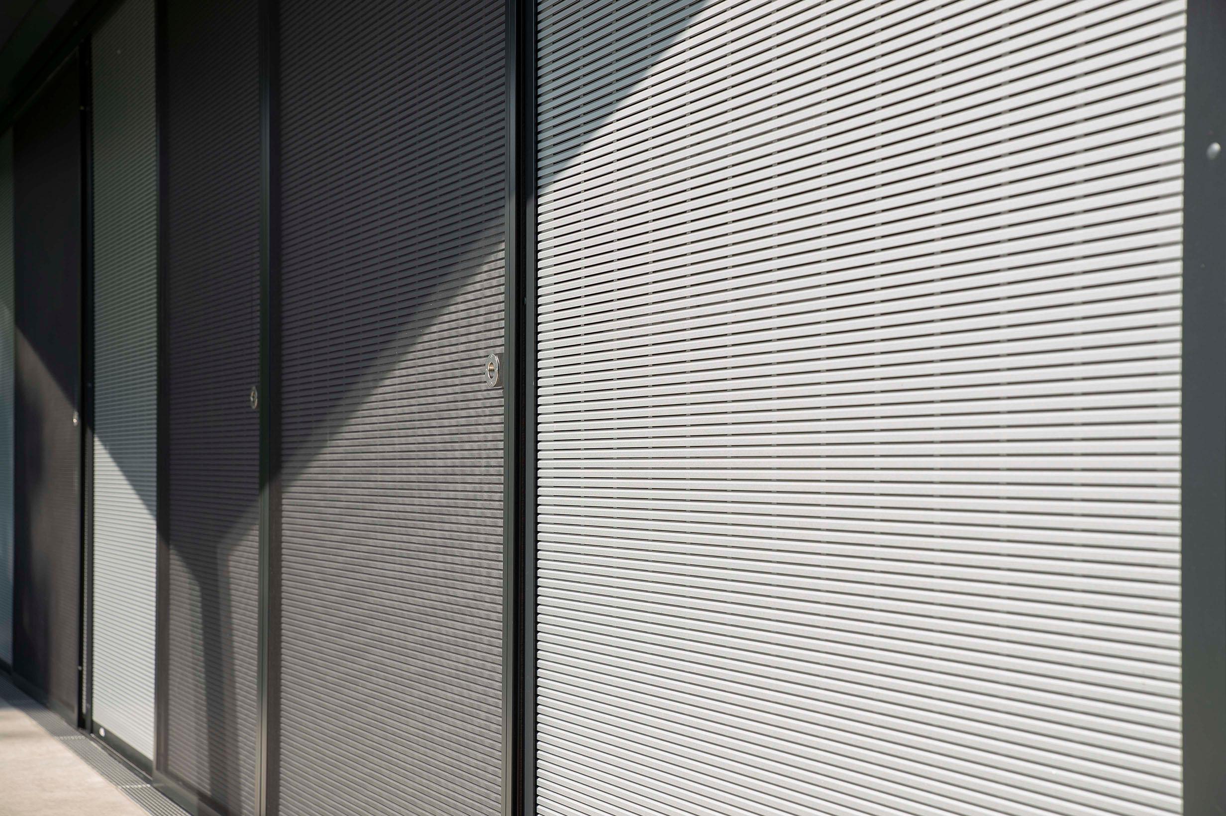 Einfamilienhaus mit Tageslicht-Rollladen und Insektenschutz-Schieberahmen