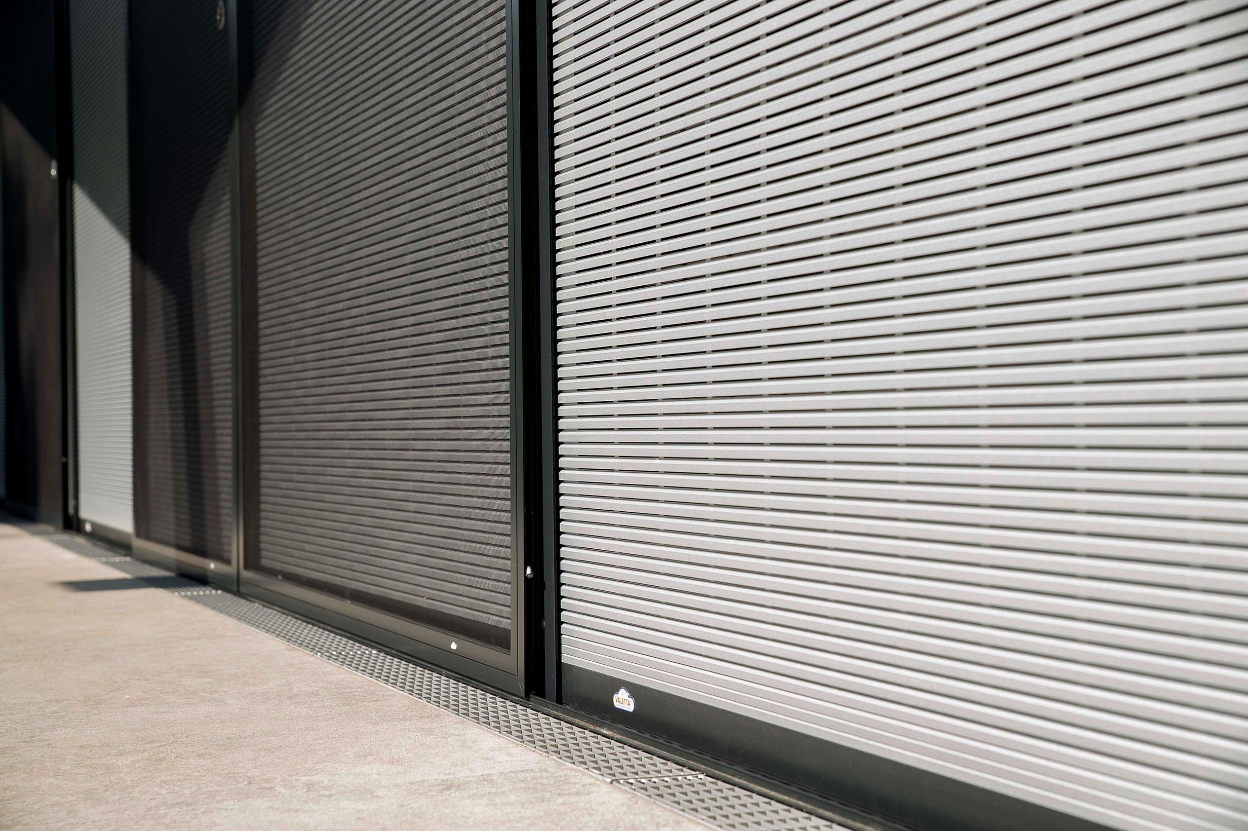 Einfamilienhaus mit Tageslicht-Rollladen und Insektenschutz-Schieberahmen