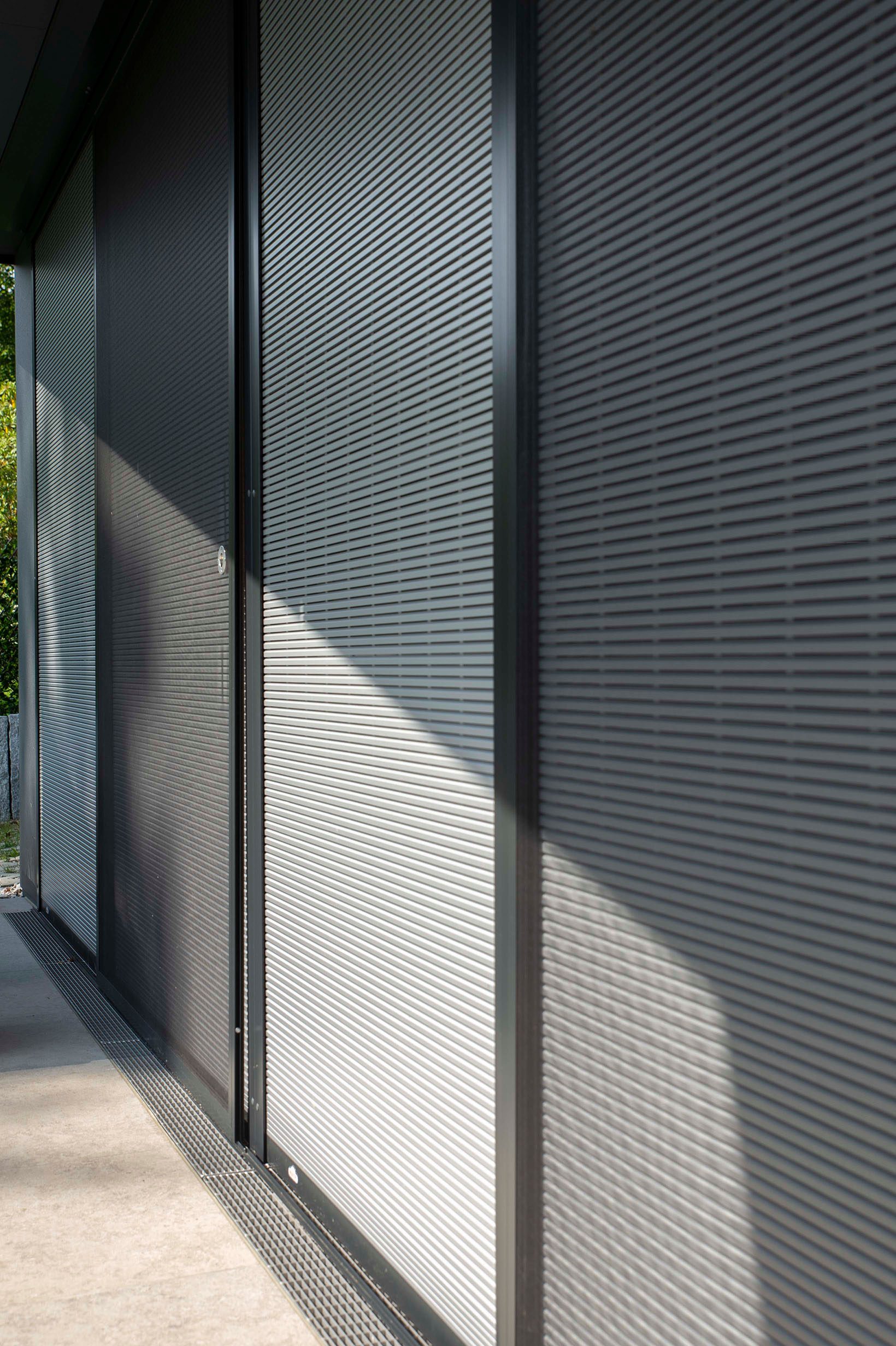 Einfamilienhaus mit Tageslicht-Rollladen und Insektenschutz-Schieberahmen