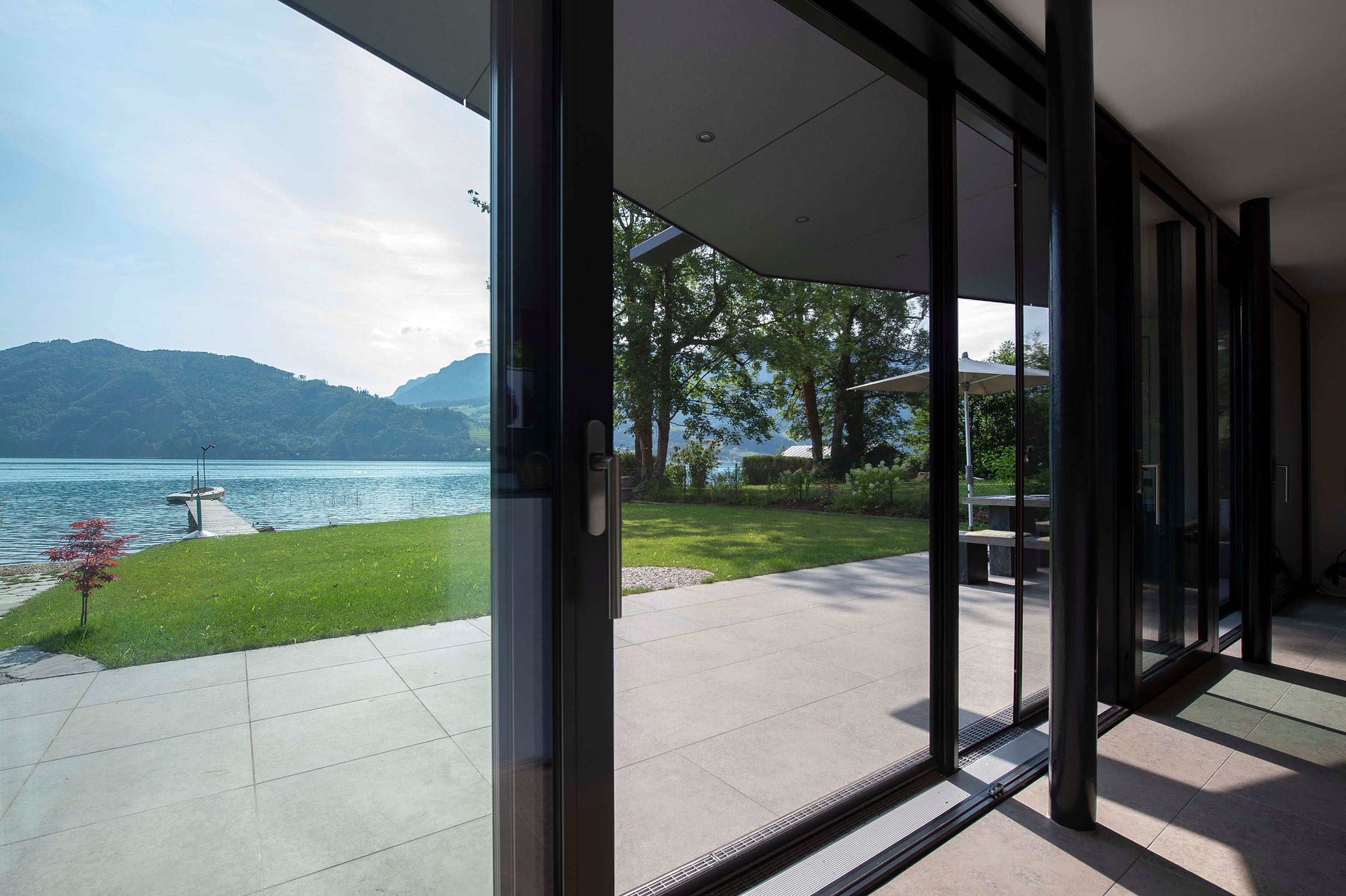 Einfamilienhaus mit Tageslicht-Rollladen und Insektenschutz-Schieberahmen