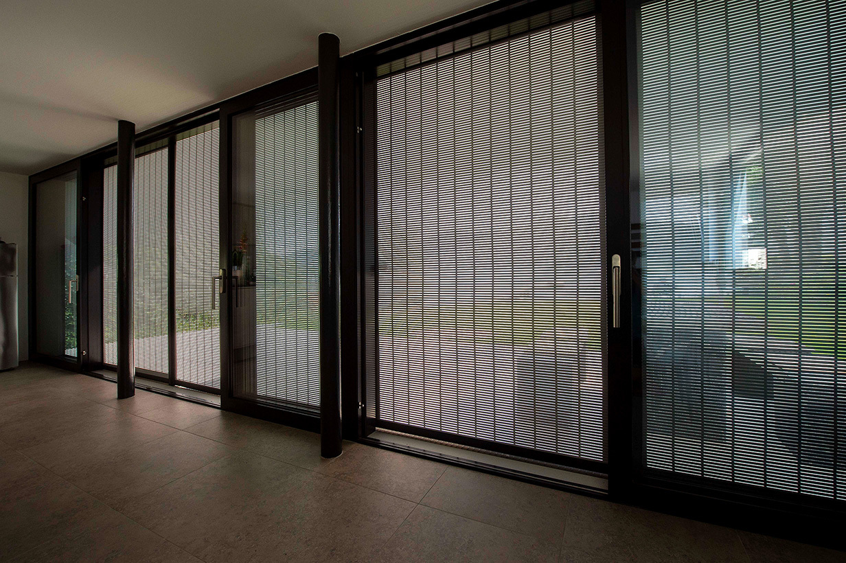 Einfamilienhaus mit Tageslicht-Rollladen und Insektenschutz-Schieberahmen